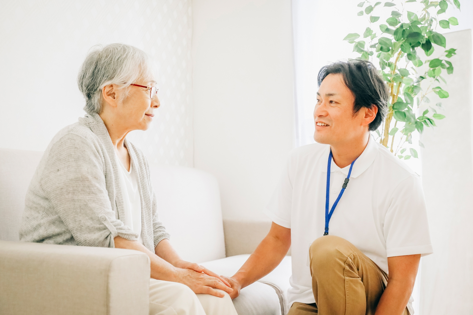 訪問介護する男性と高齢者（笑顔）
