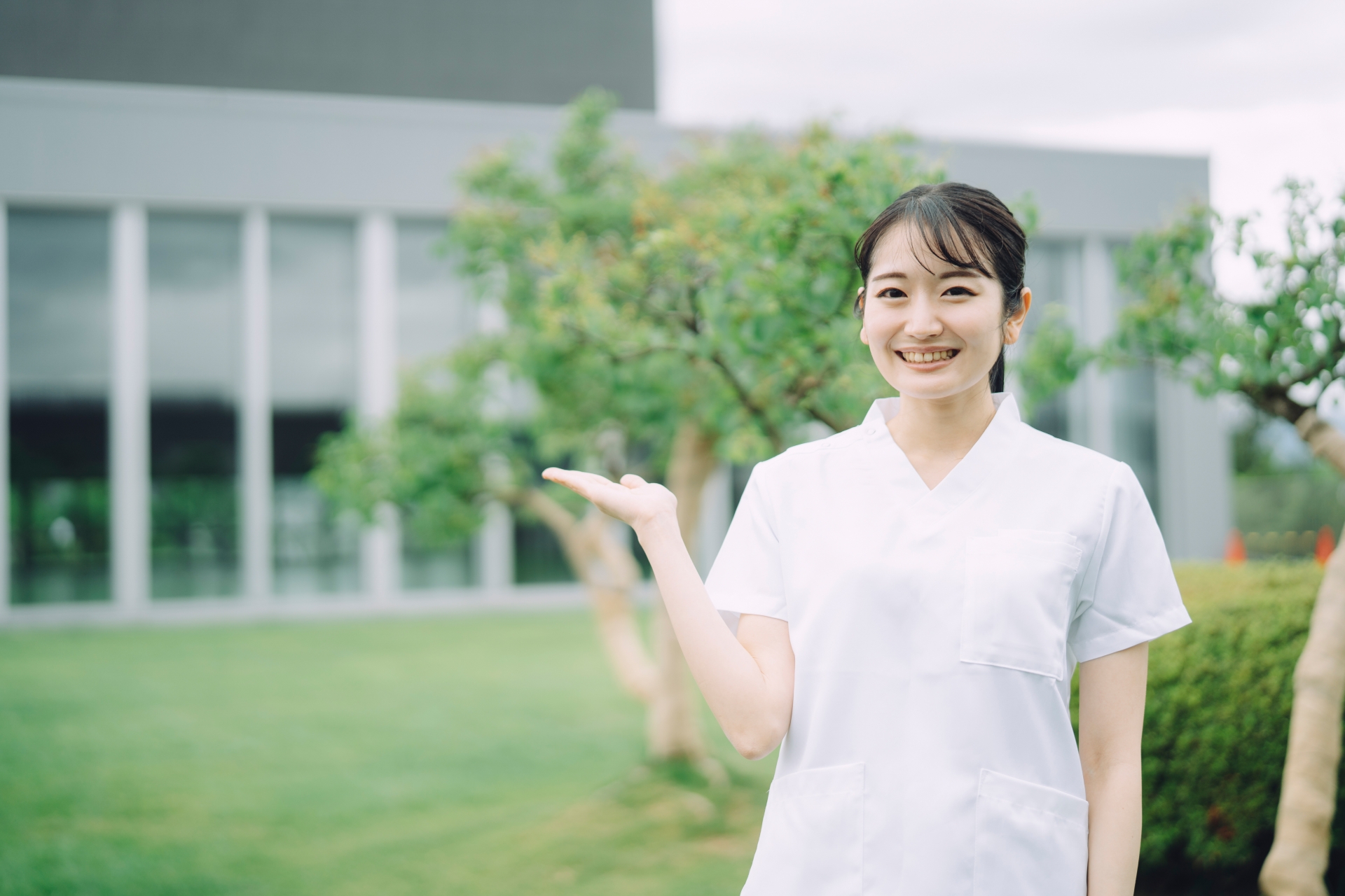 白衣を着た女性