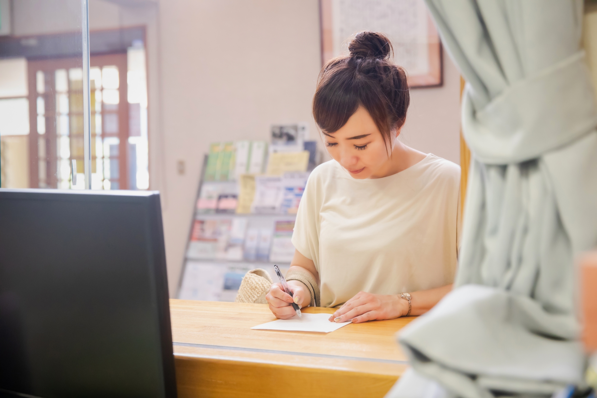 書類を書く女性