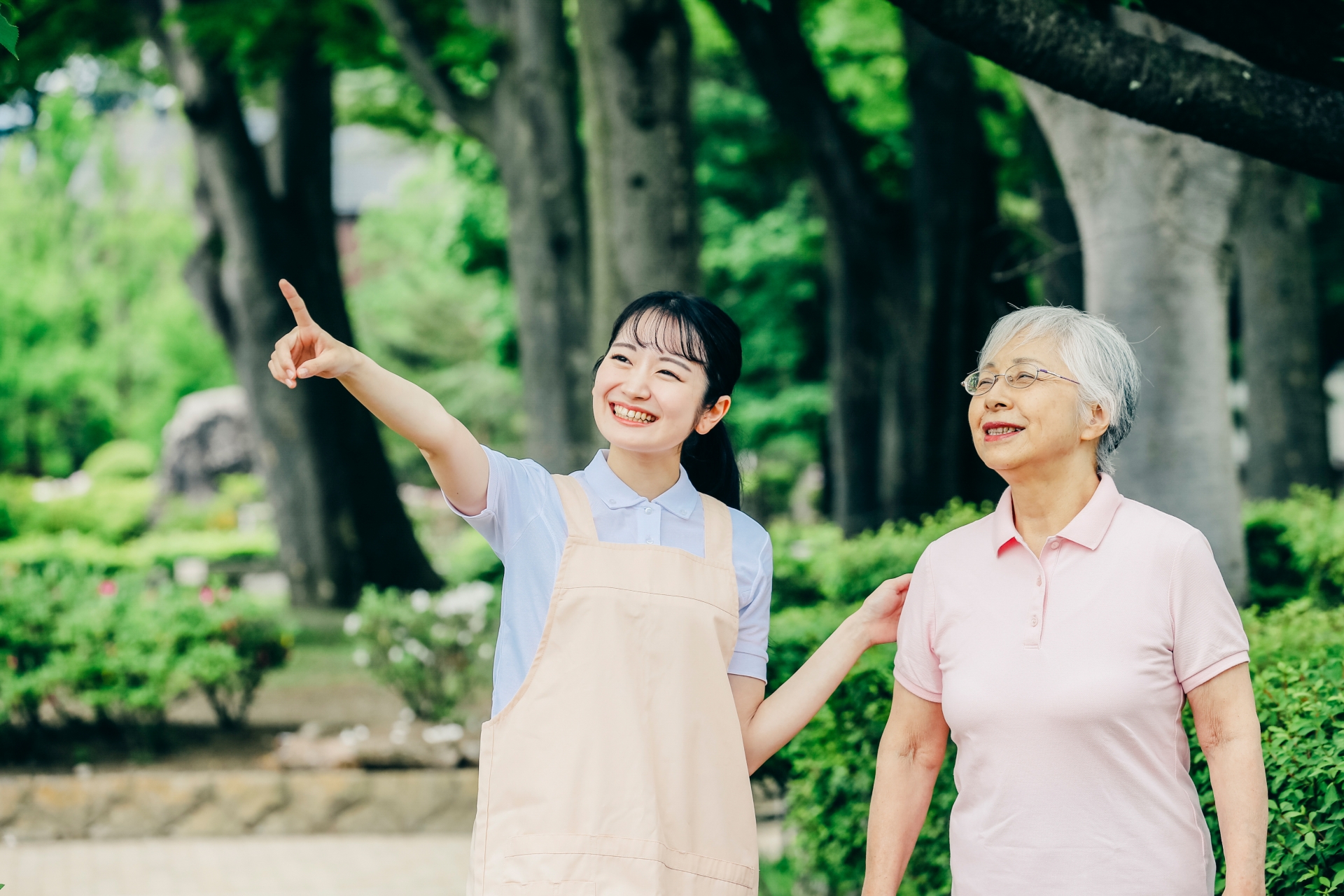 利用者と散歩をする介護士