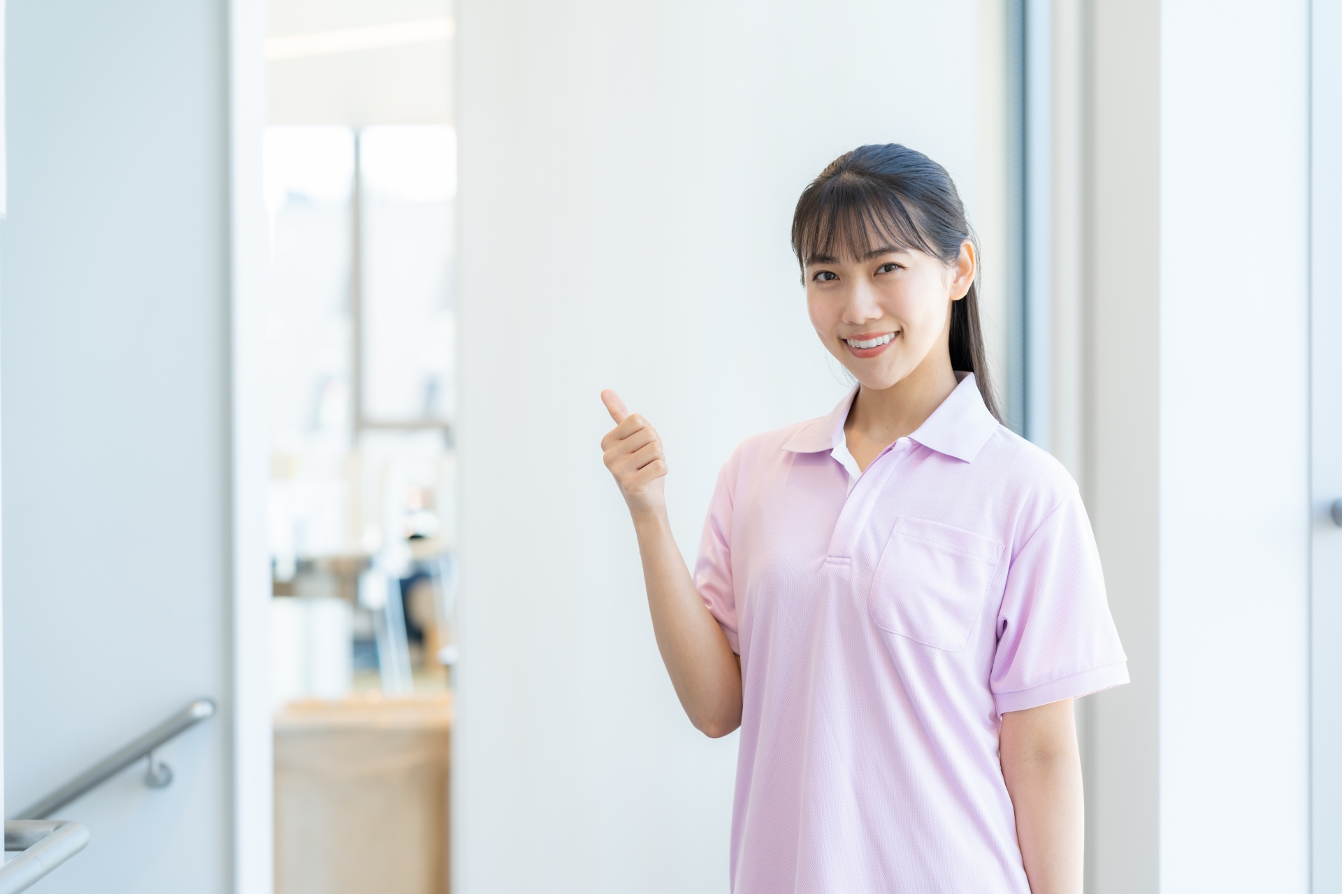 親指を立てる介護士