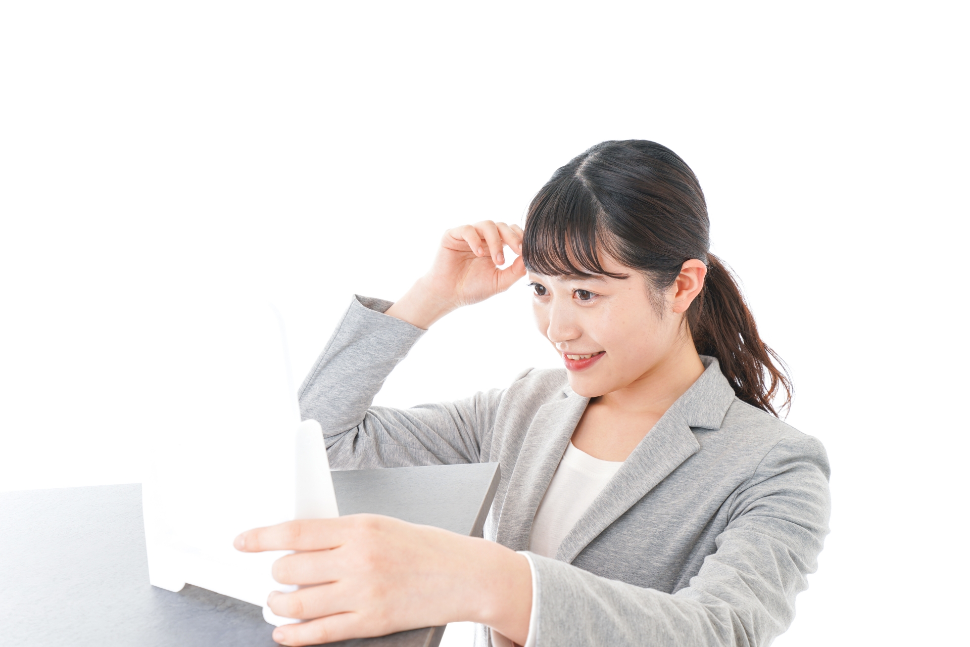 身だしなみを確認する女性