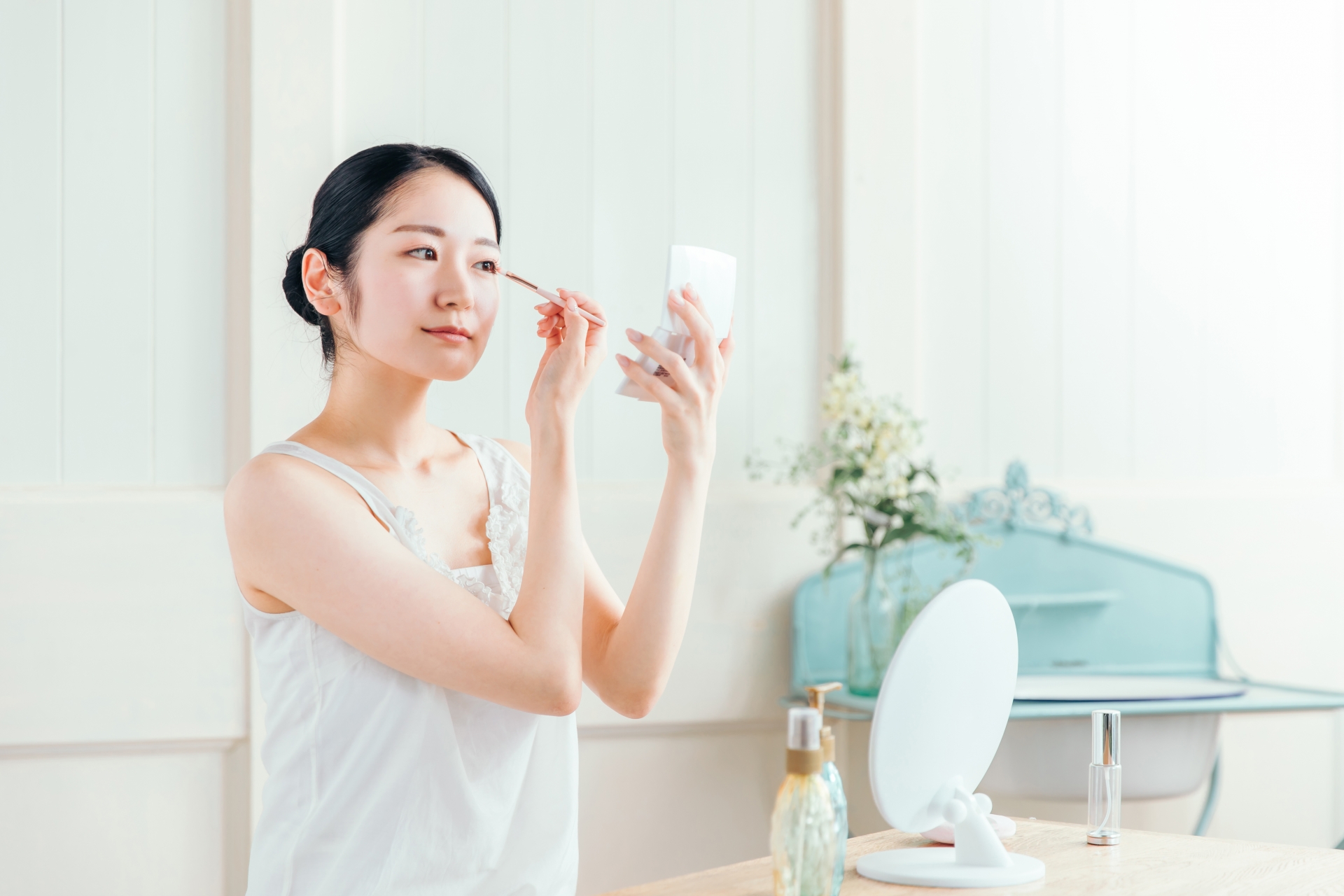 アイメイクする女性