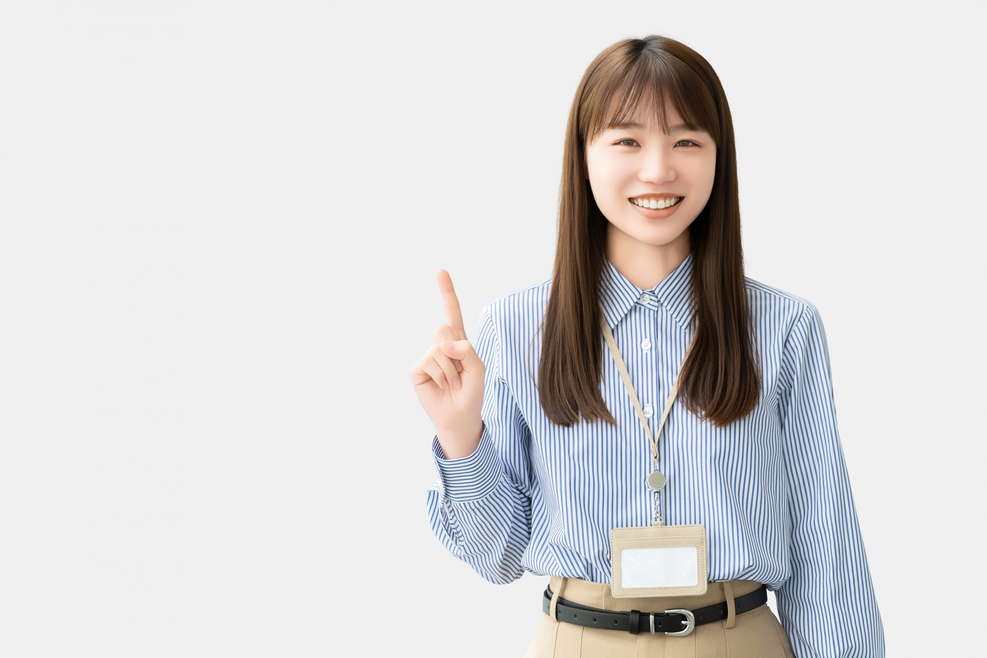 人差し指を立てて案内する笑顔の女性