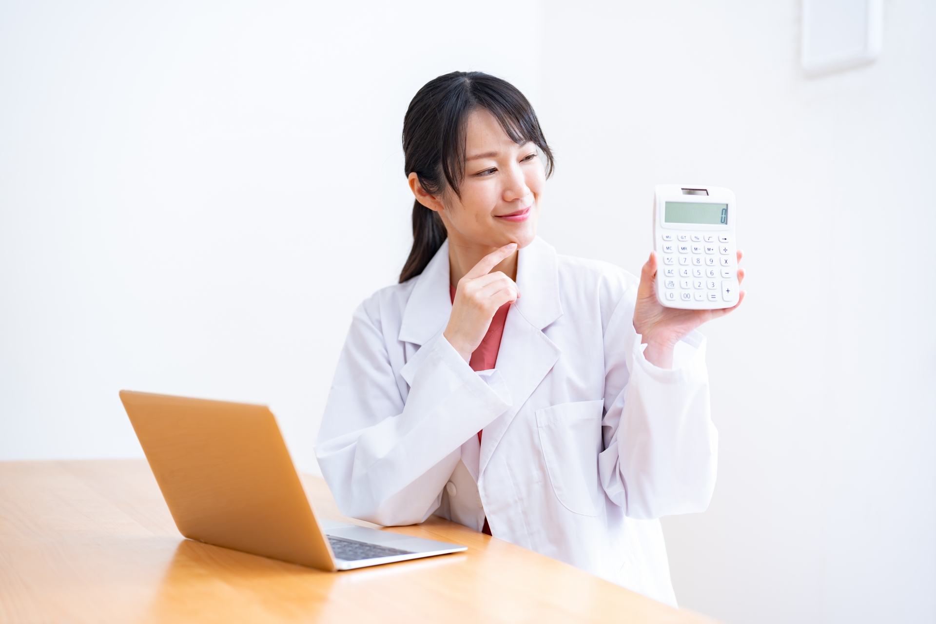 電卓を持ち笑顔の女性