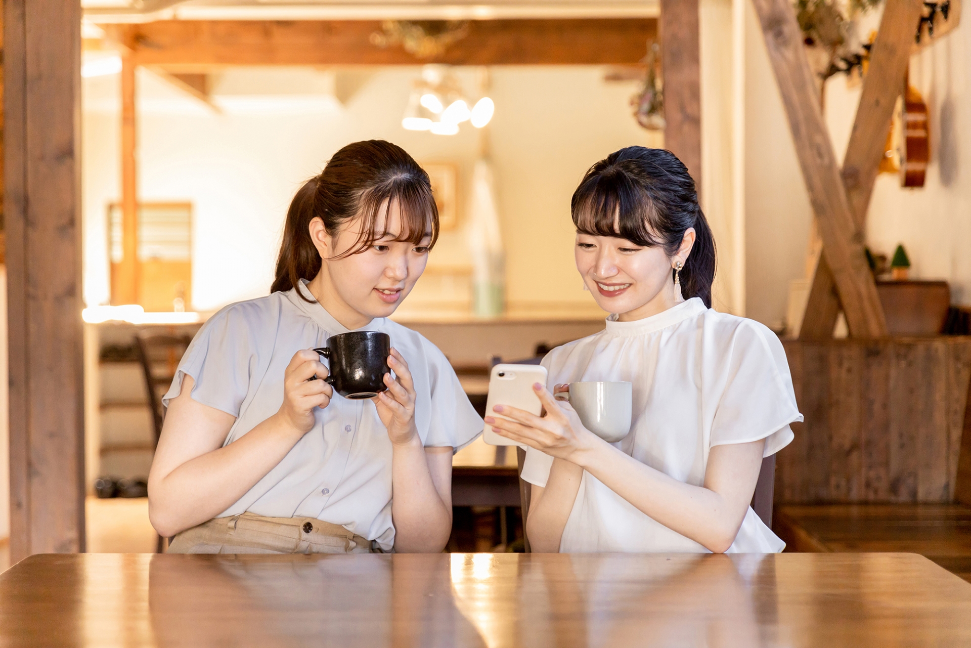 お茶を飲む2人の女性