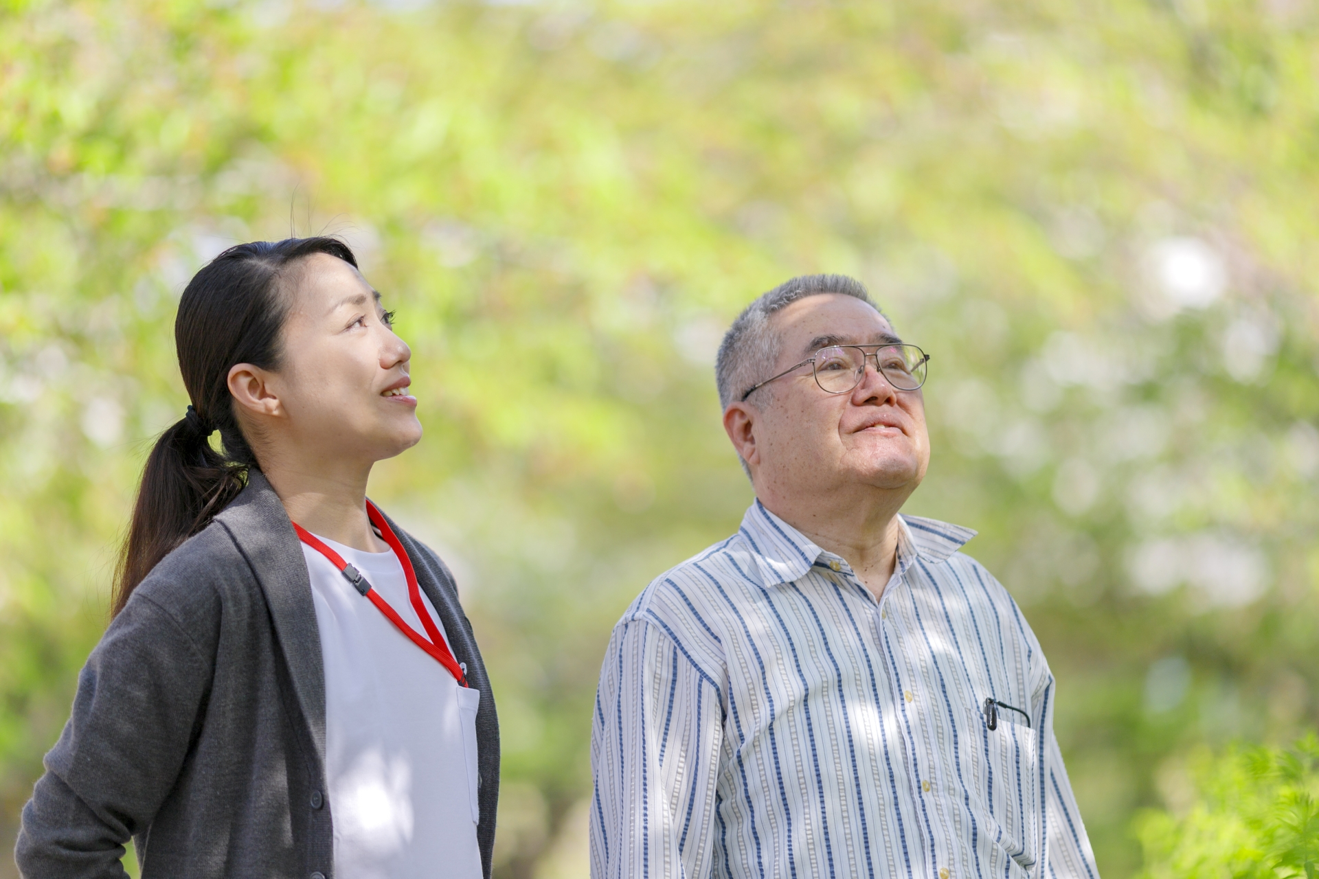 シニア男性と介護士