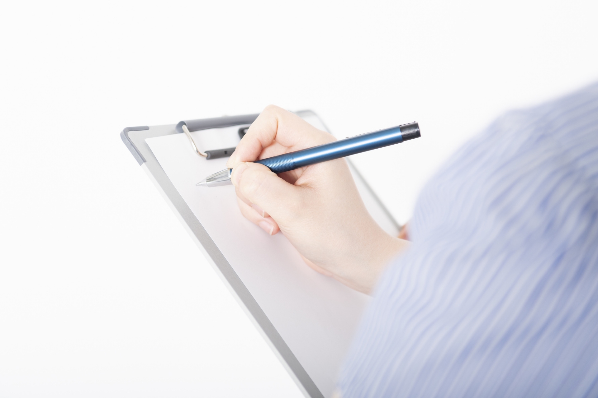 ヒアリングしてチェックするワンピースを着た女性