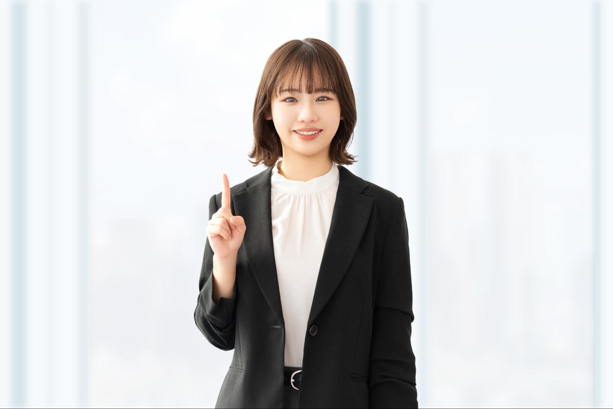 案内する笑顔の女性