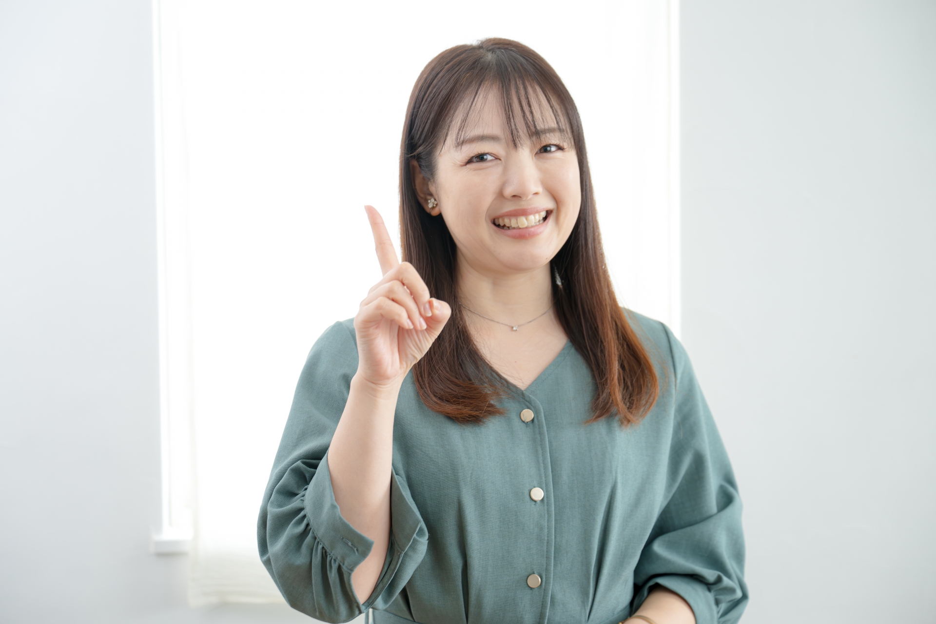 指差す若い女性