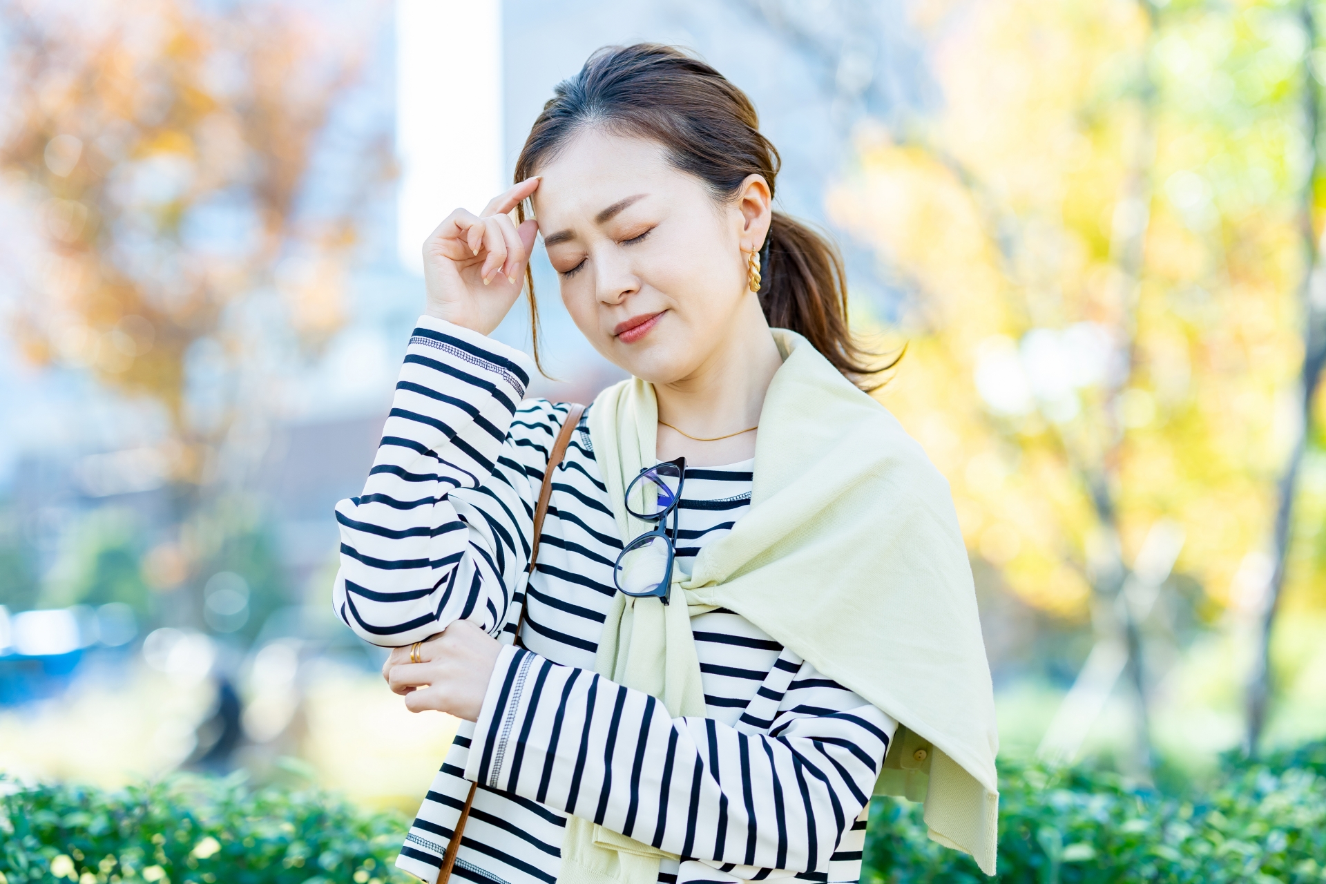 頭の痛みを気にする女性