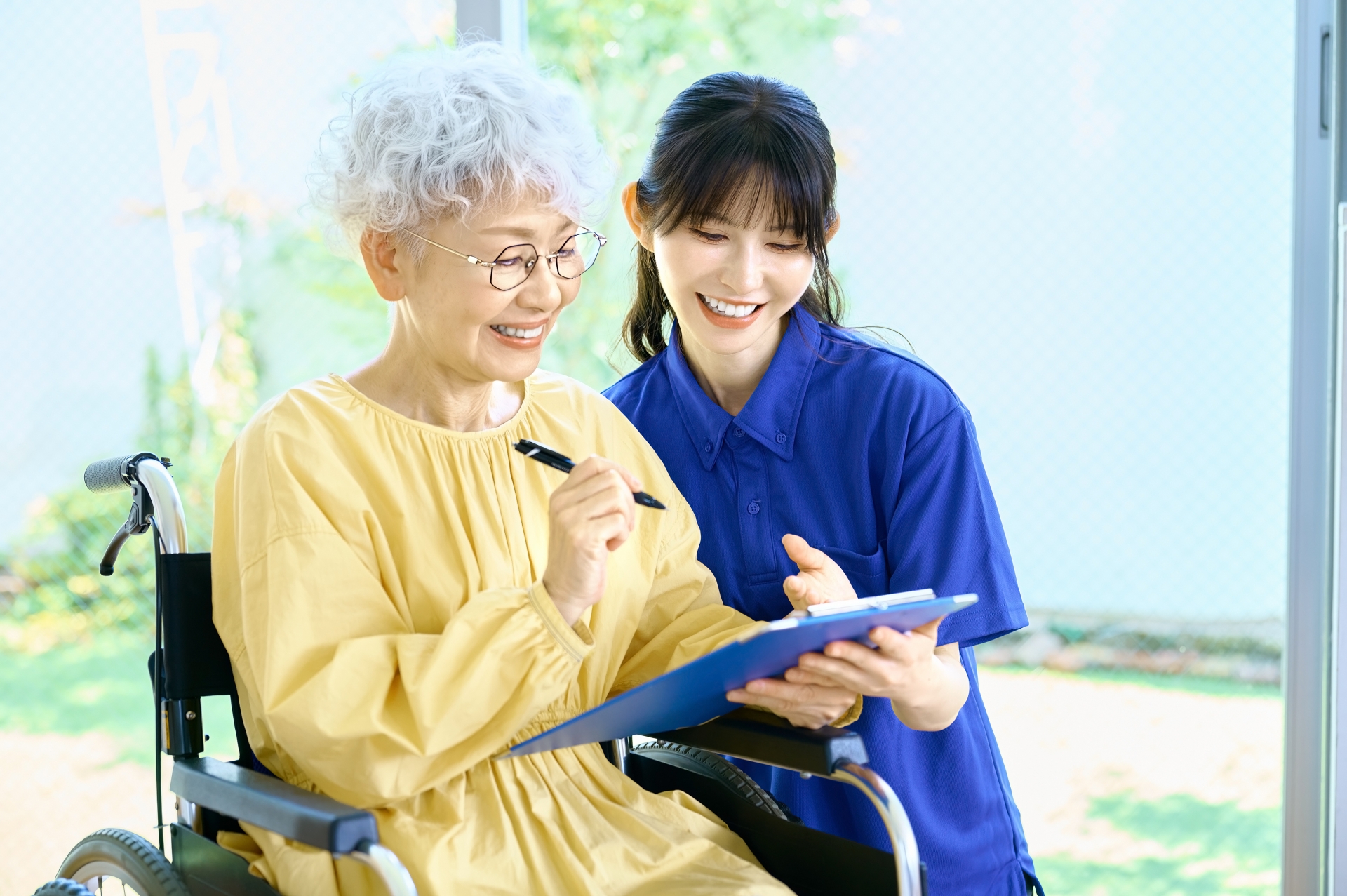 介護士と高齢者