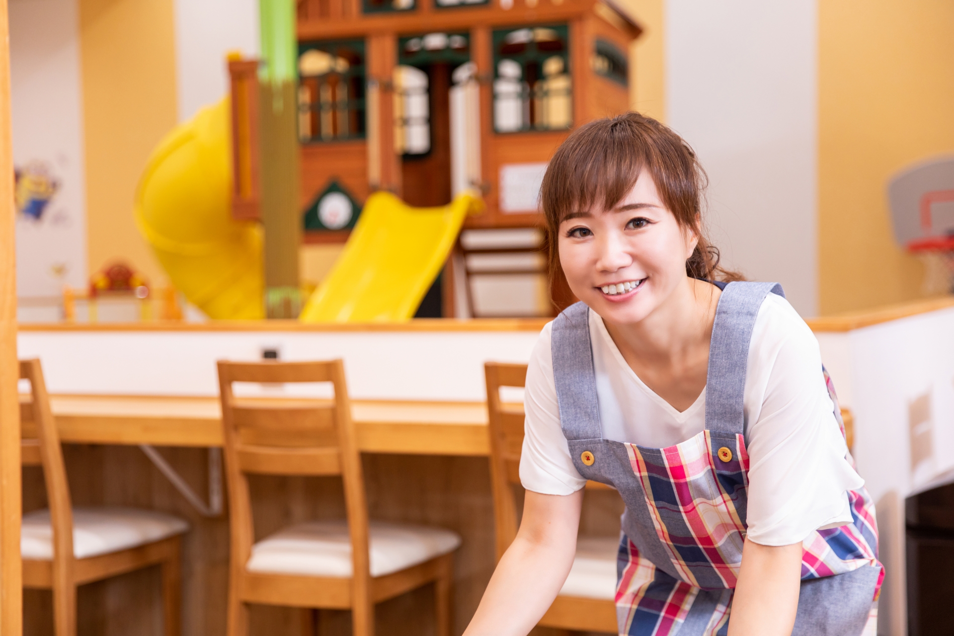 エプロン姿の女性