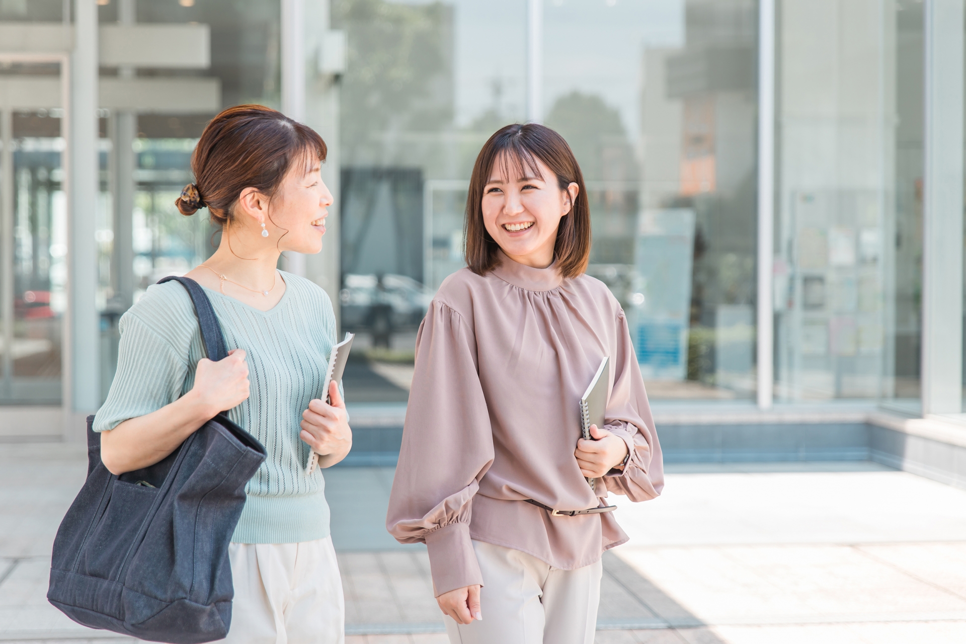 話しながら歩く女性