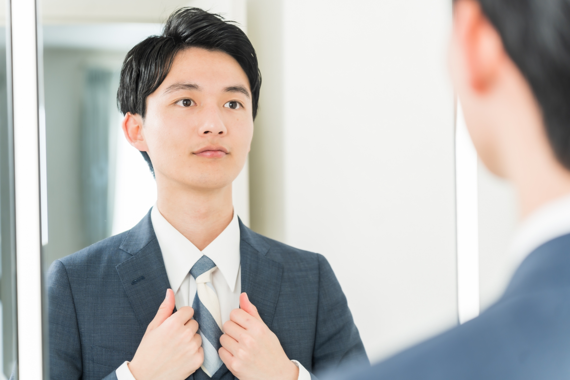 スーツを着る男性