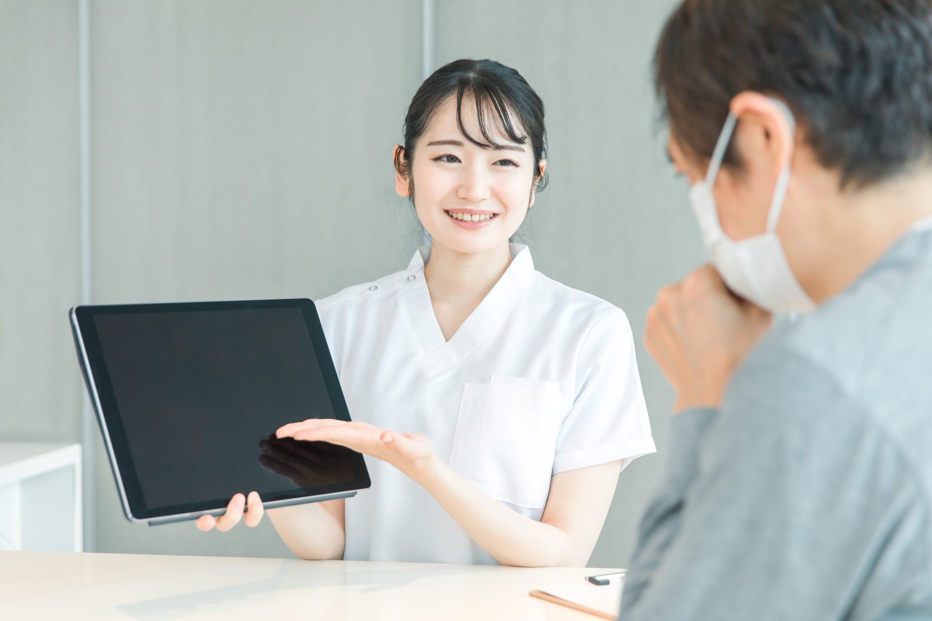 タブレットで説明する女性