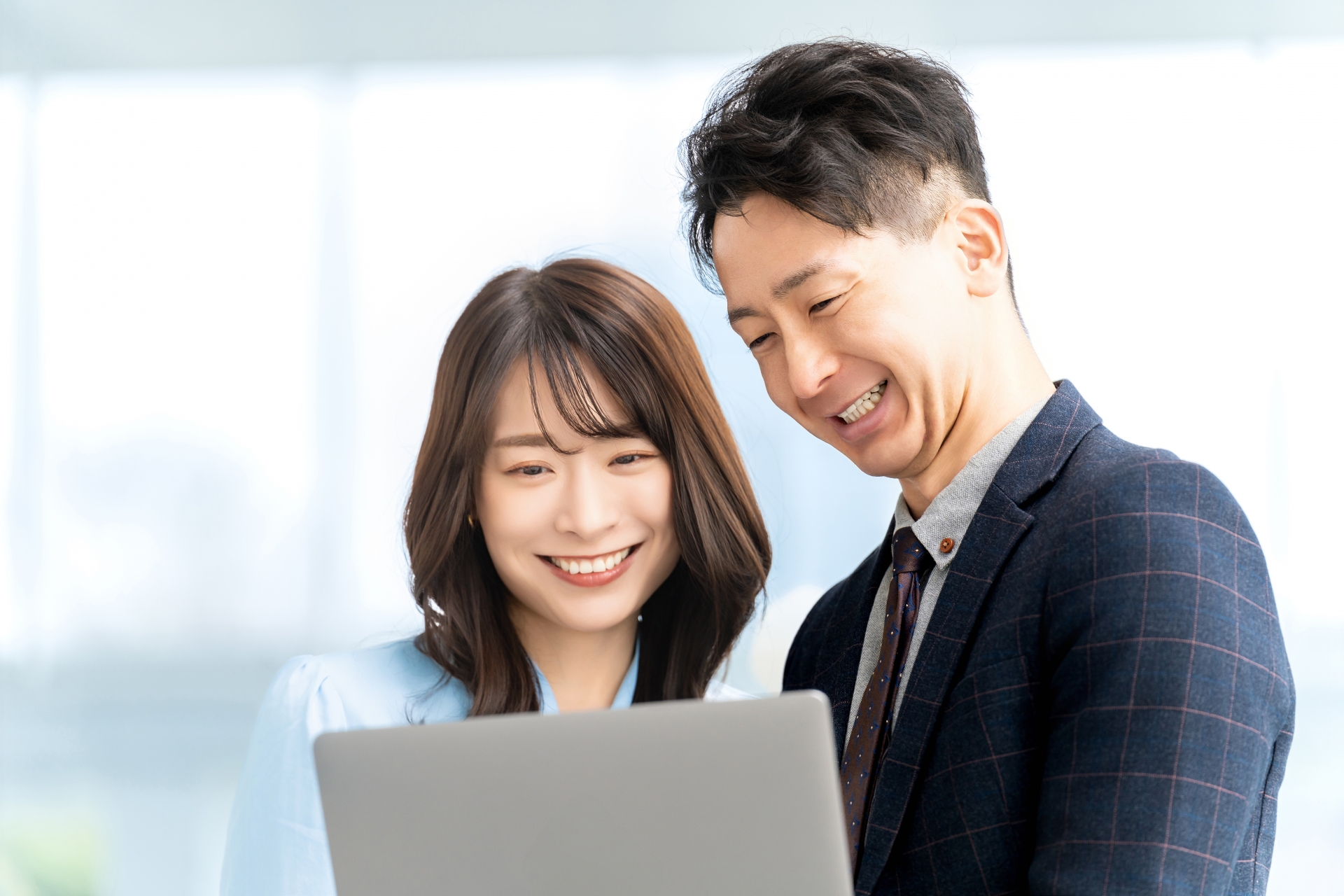 パソコンを見る男女