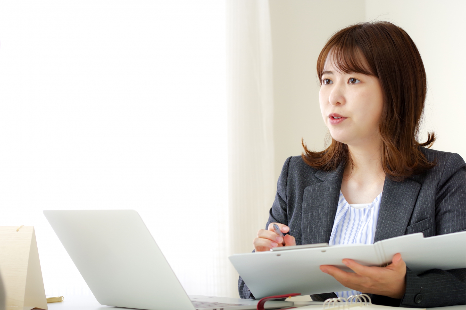 パソコン作業をする女性