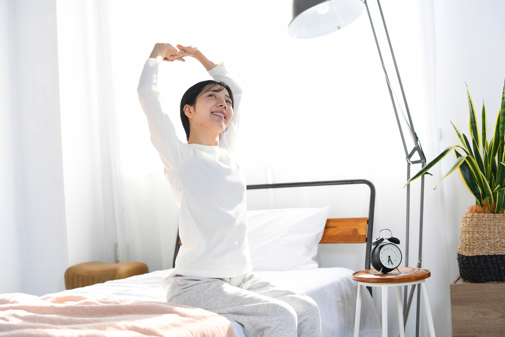 伸びをする女性