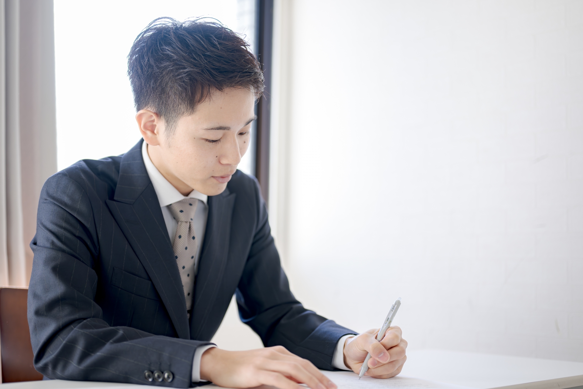 履歴書を書く男性