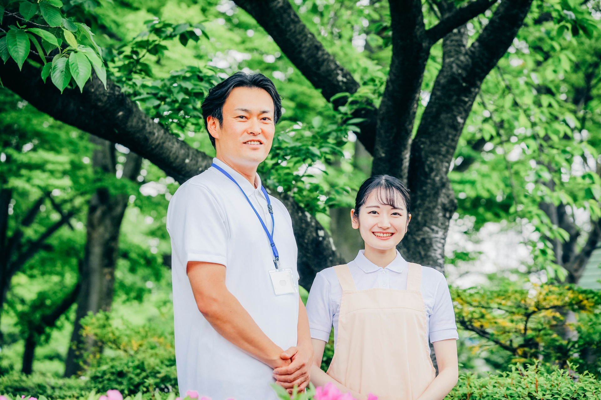 庭でほほ笑む介護士