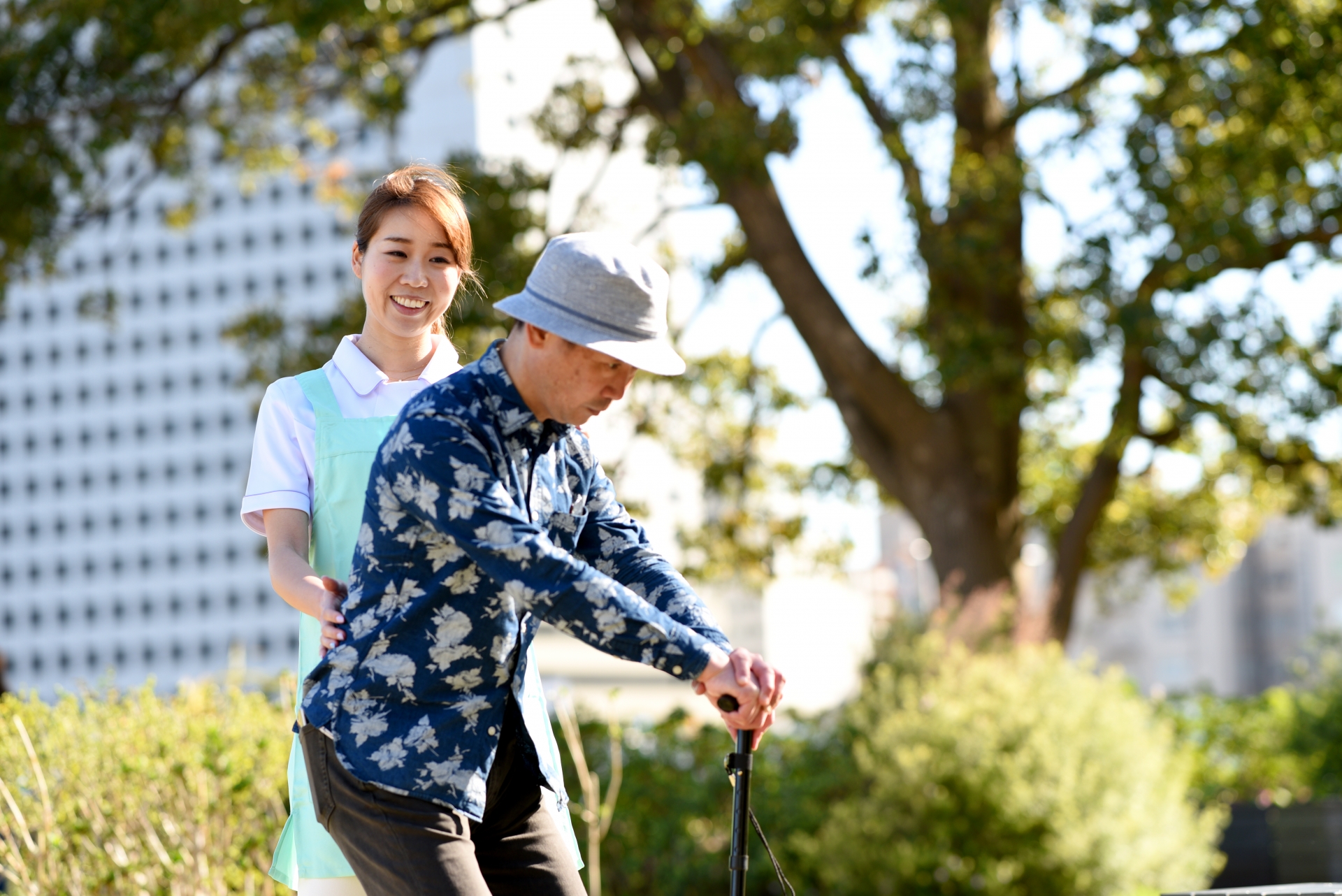 歩行を見守る介護士