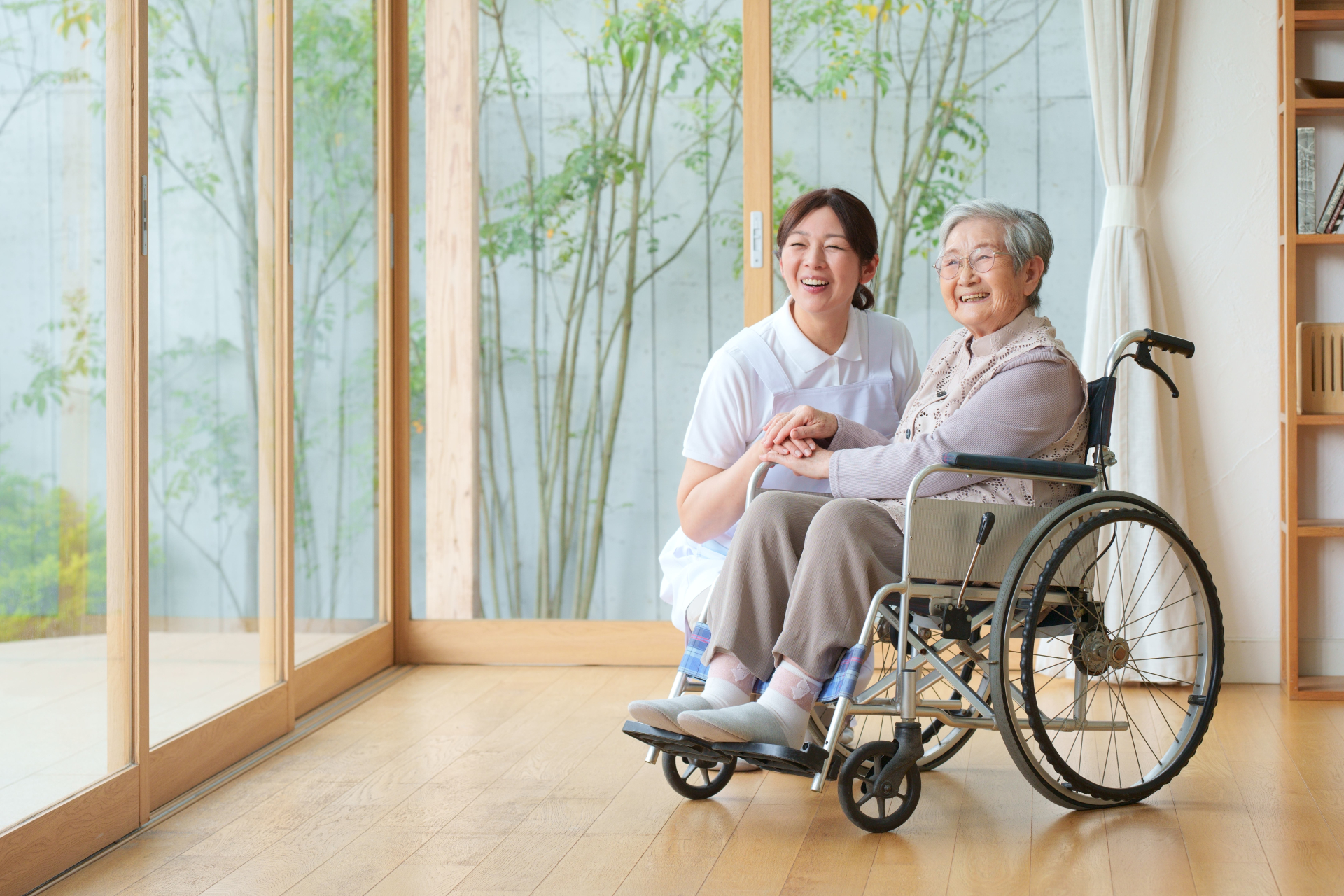 笑顔の女性と車椅子の高齢者