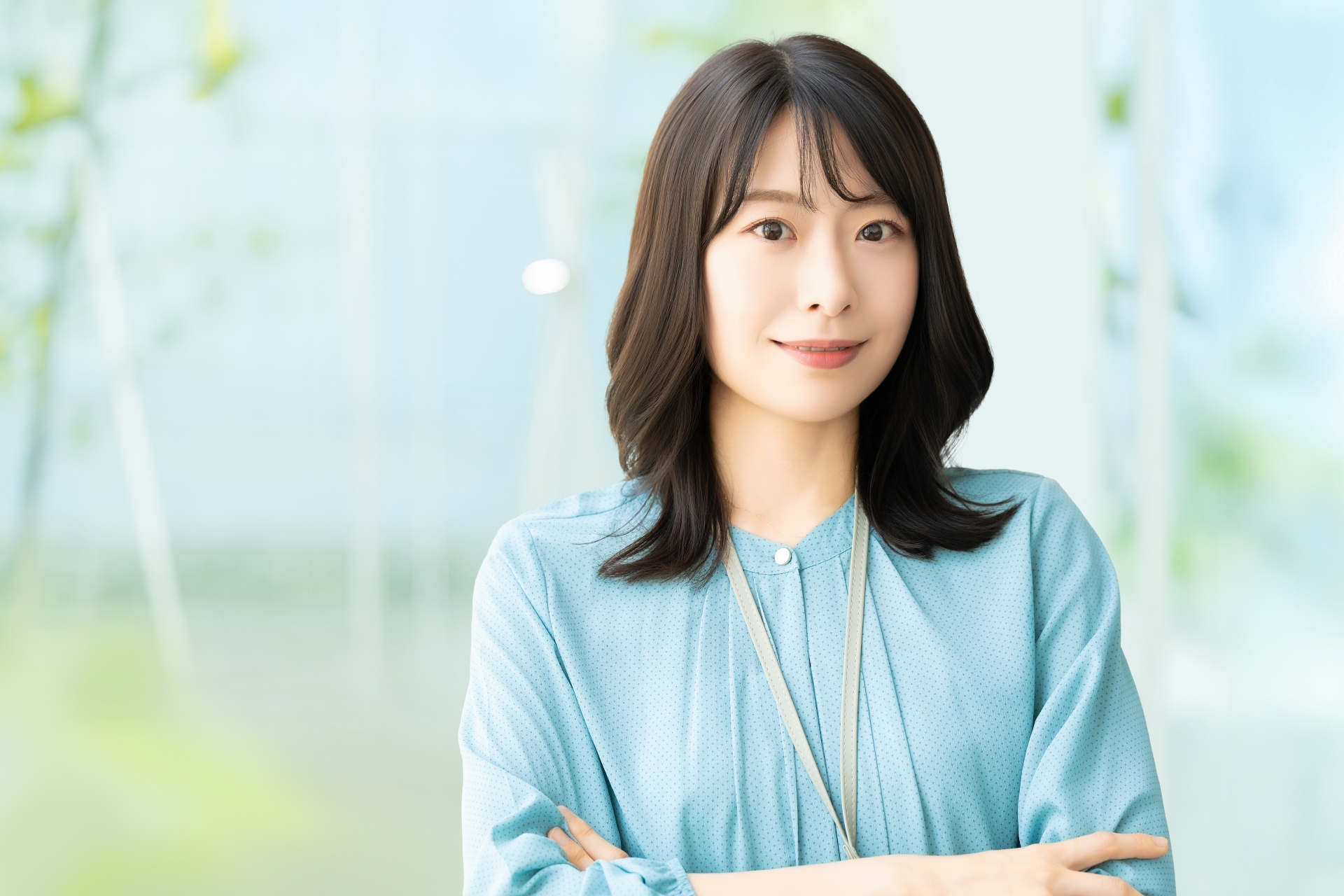 腕組みする女性