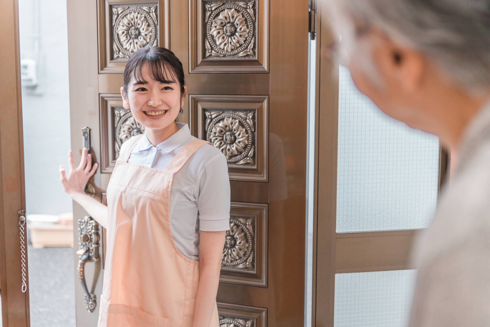 訪問する女性介護士