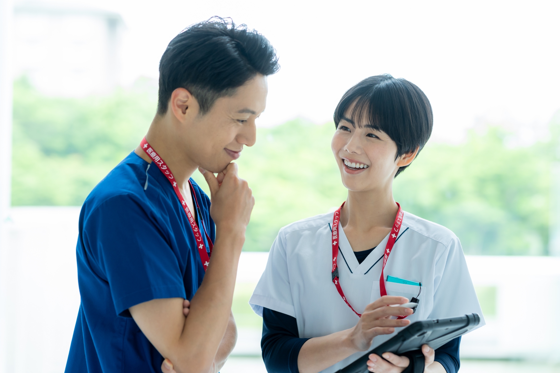 談笑する介護士