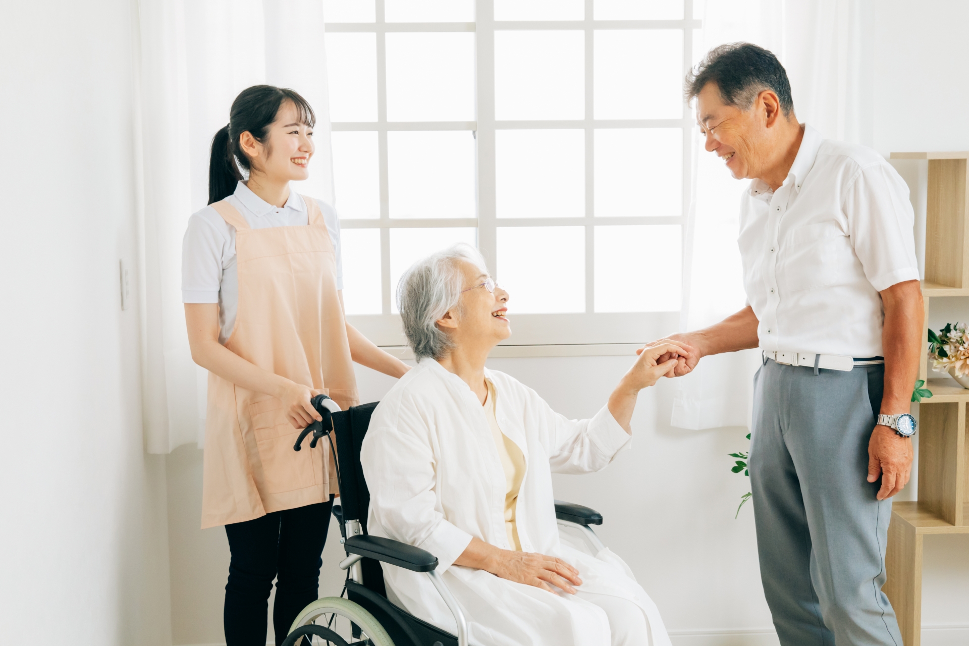 車椅子の女性と男性