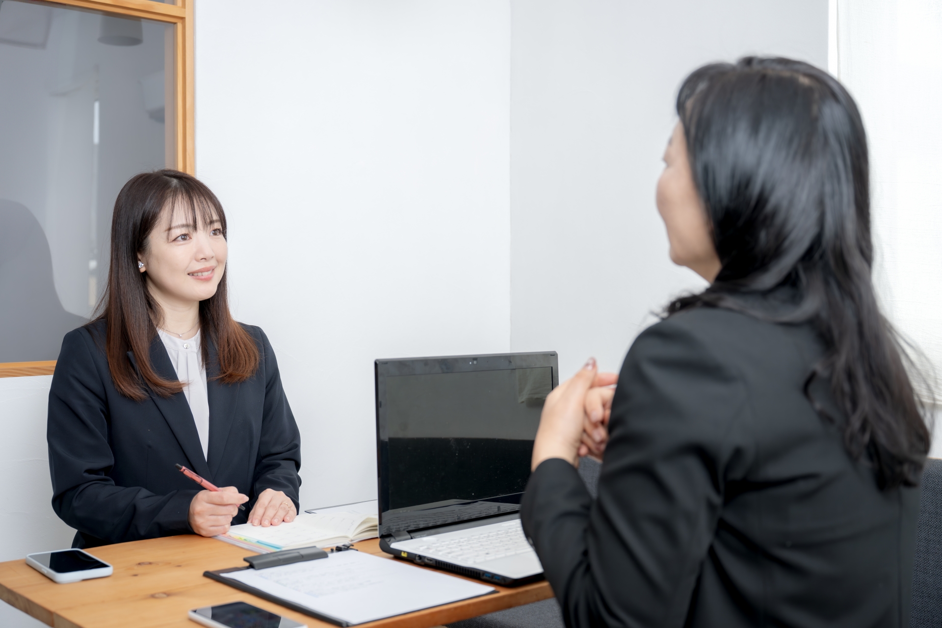 面接を受ける女性