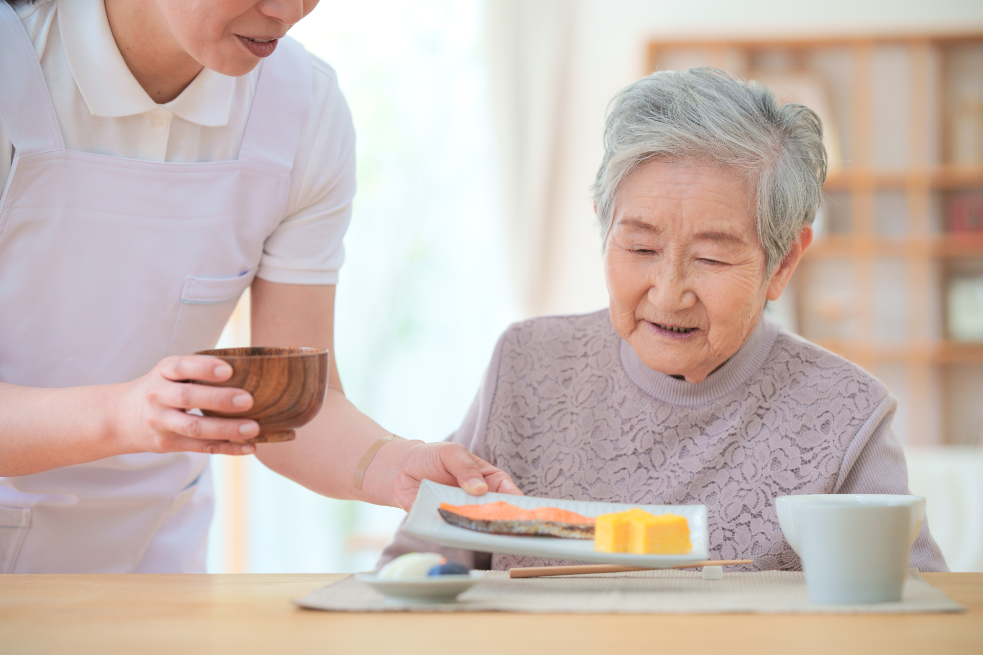 食事を提供する介護士