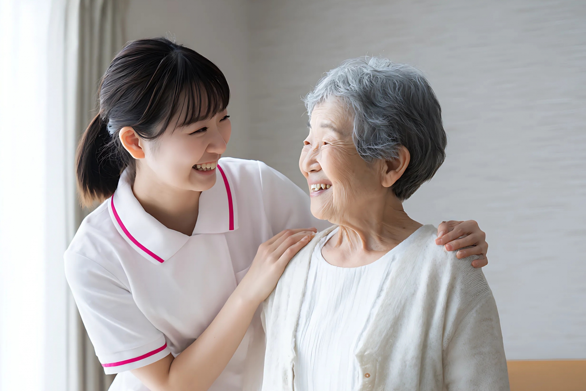高齢者を励ます女性