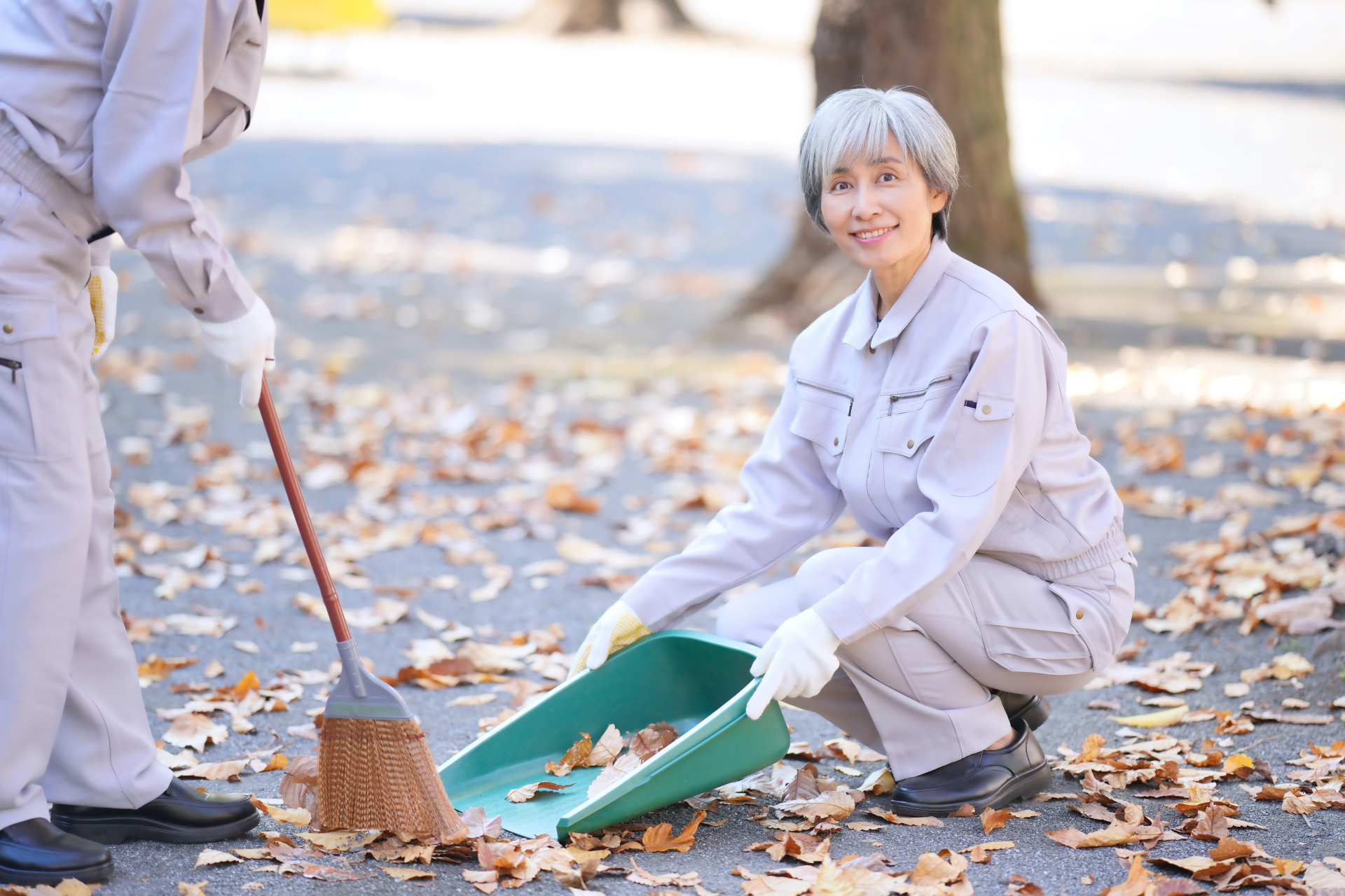 清掃作業をする人