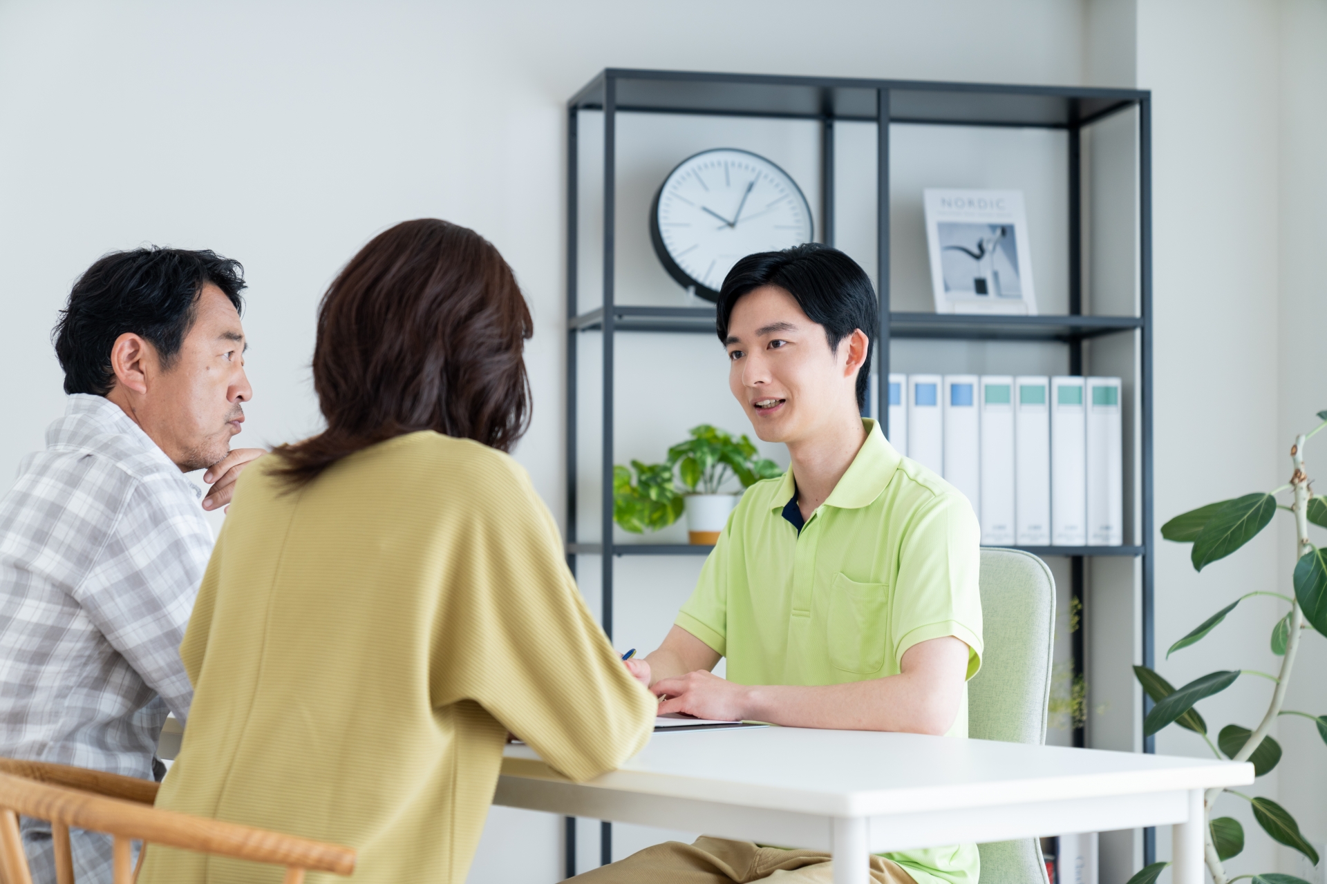 面談をする男性介護士