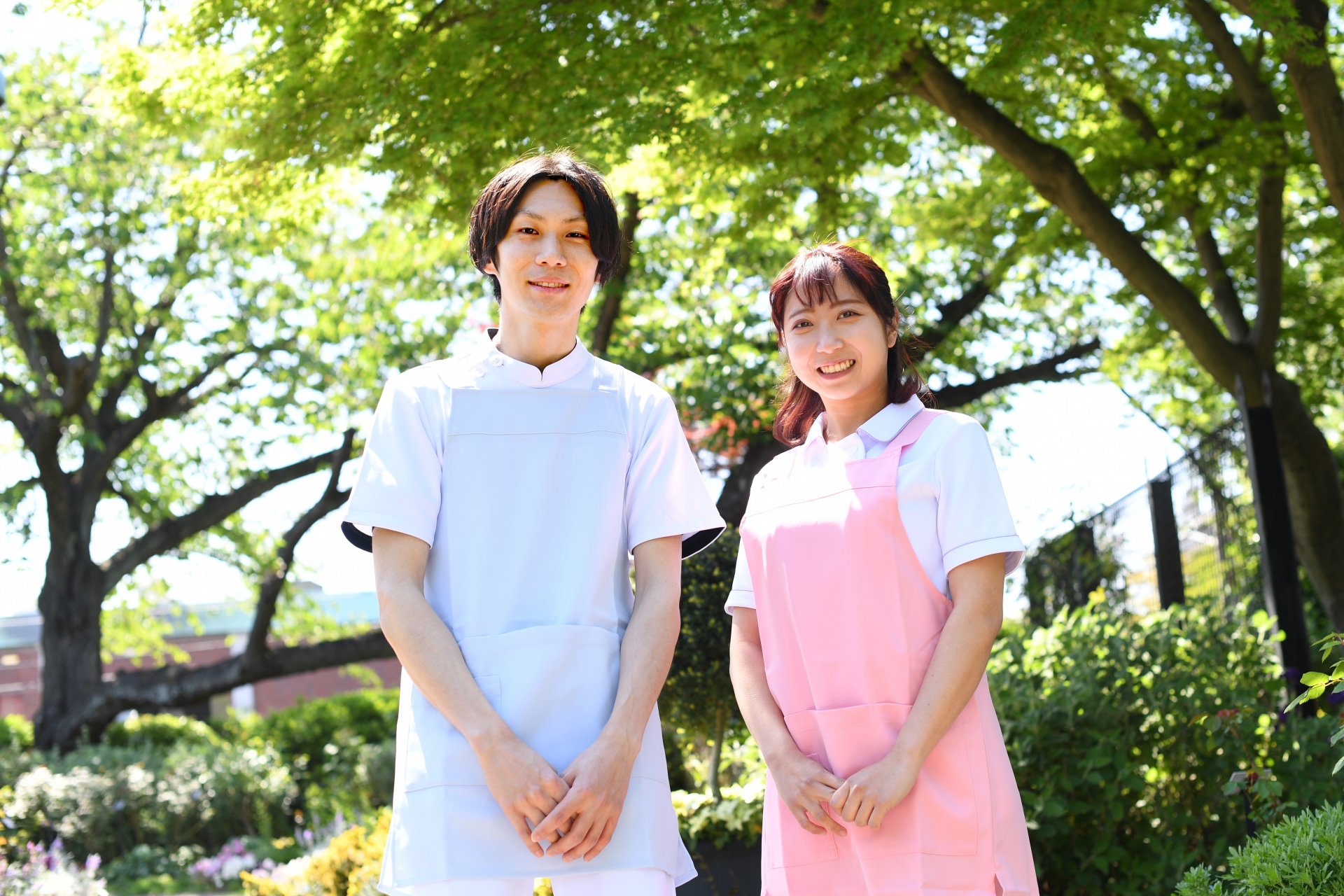 エプロン姿の男女