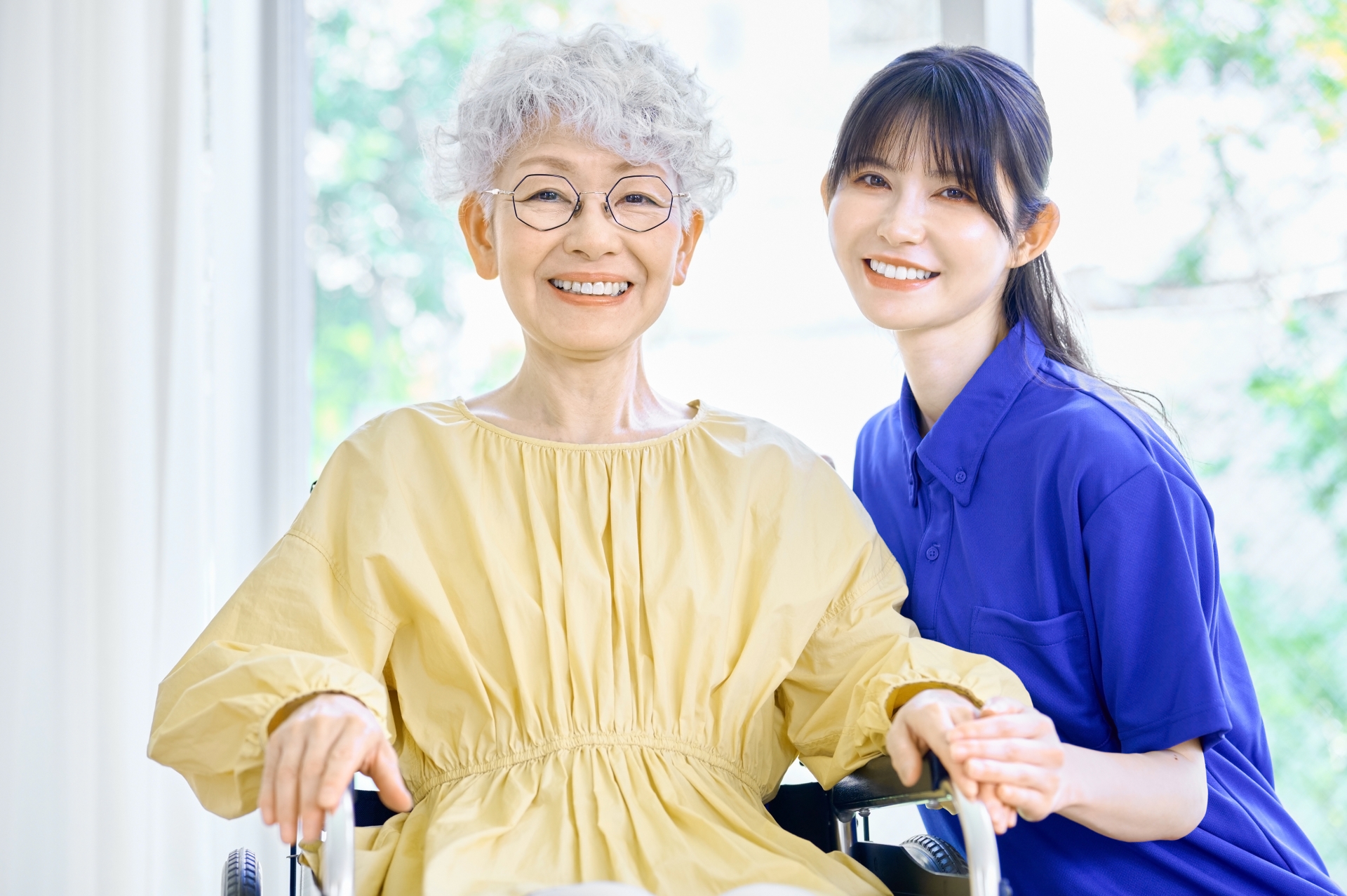 介護士と高齢の女性　病院　在宅