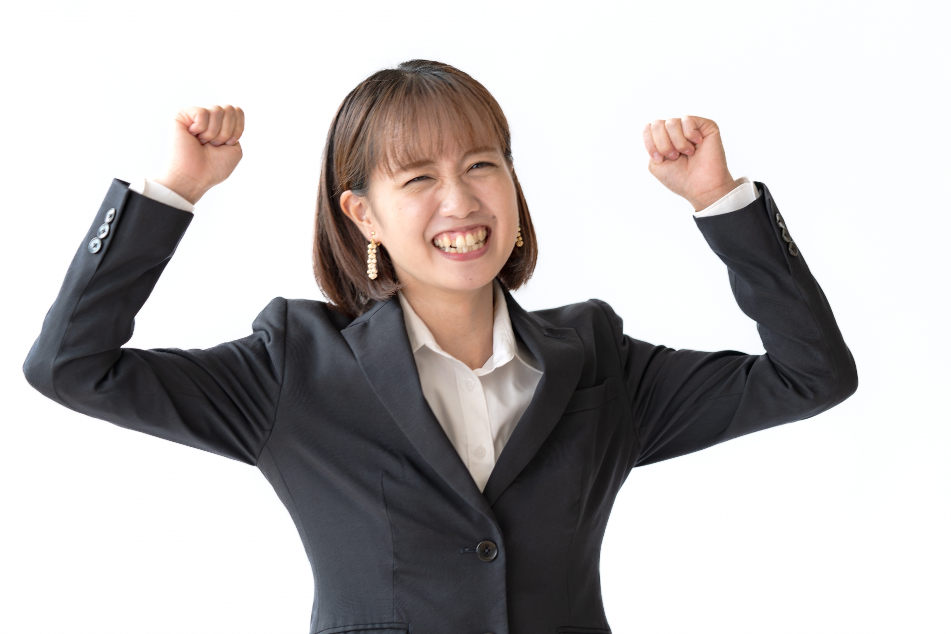 ガッツポーズをするスーツの女性