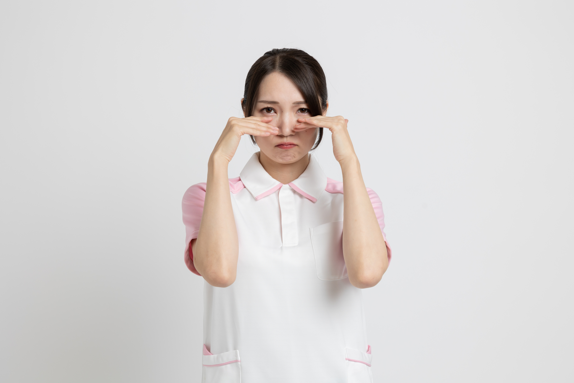 泣いている介護士