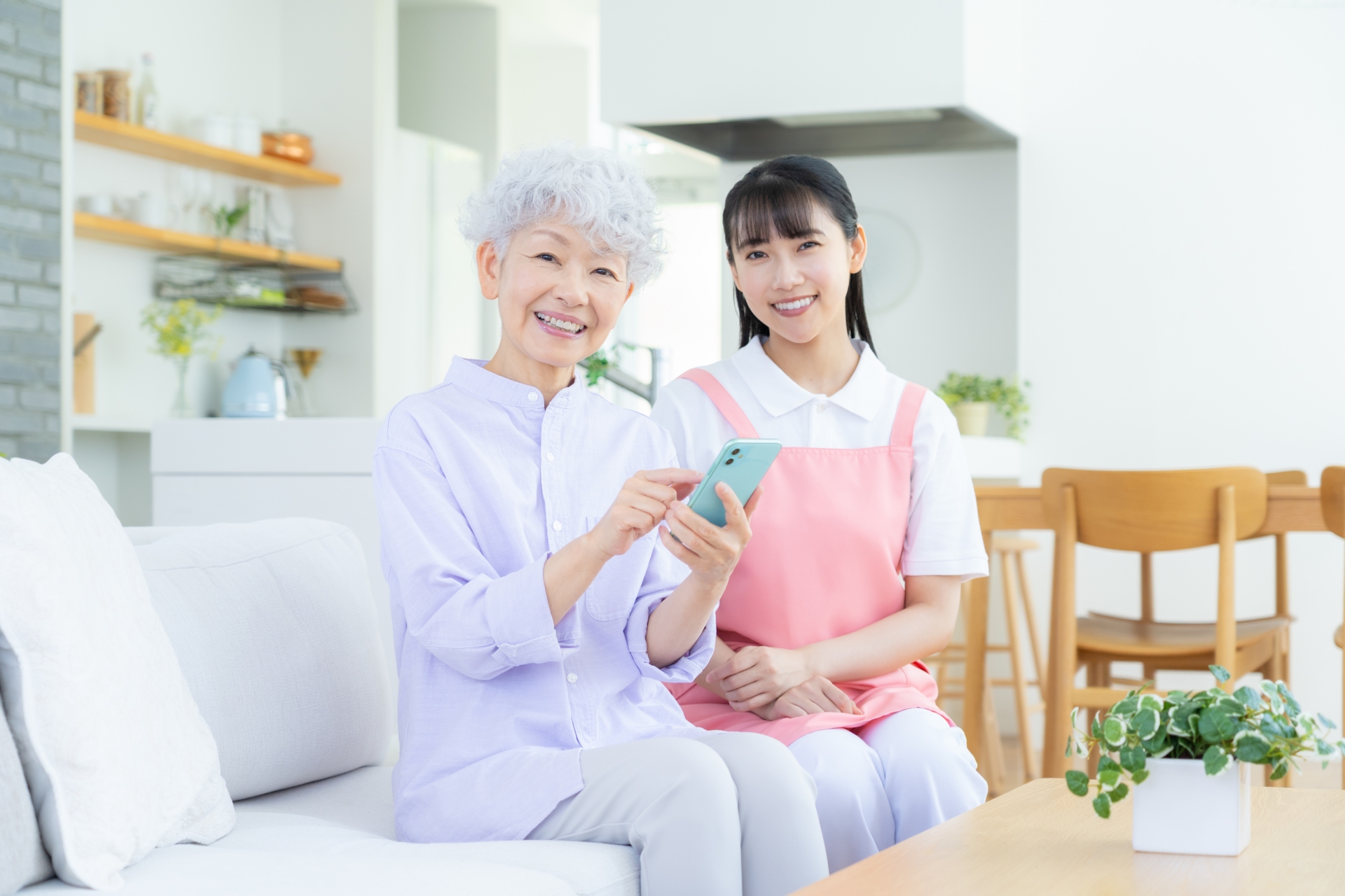 シニア女性を介護をする介護士の女性