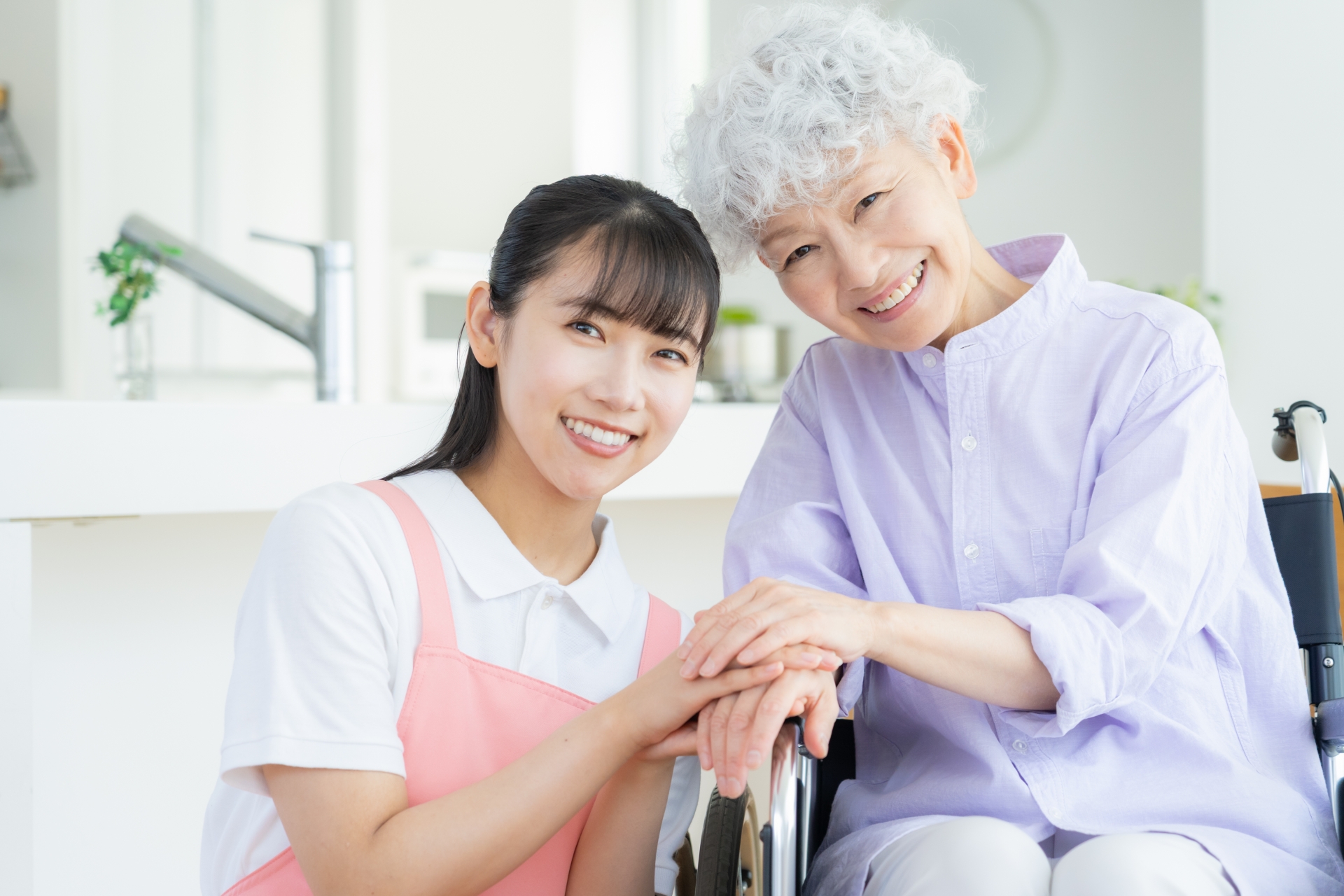 顔を寄せ合う介護士とシニア