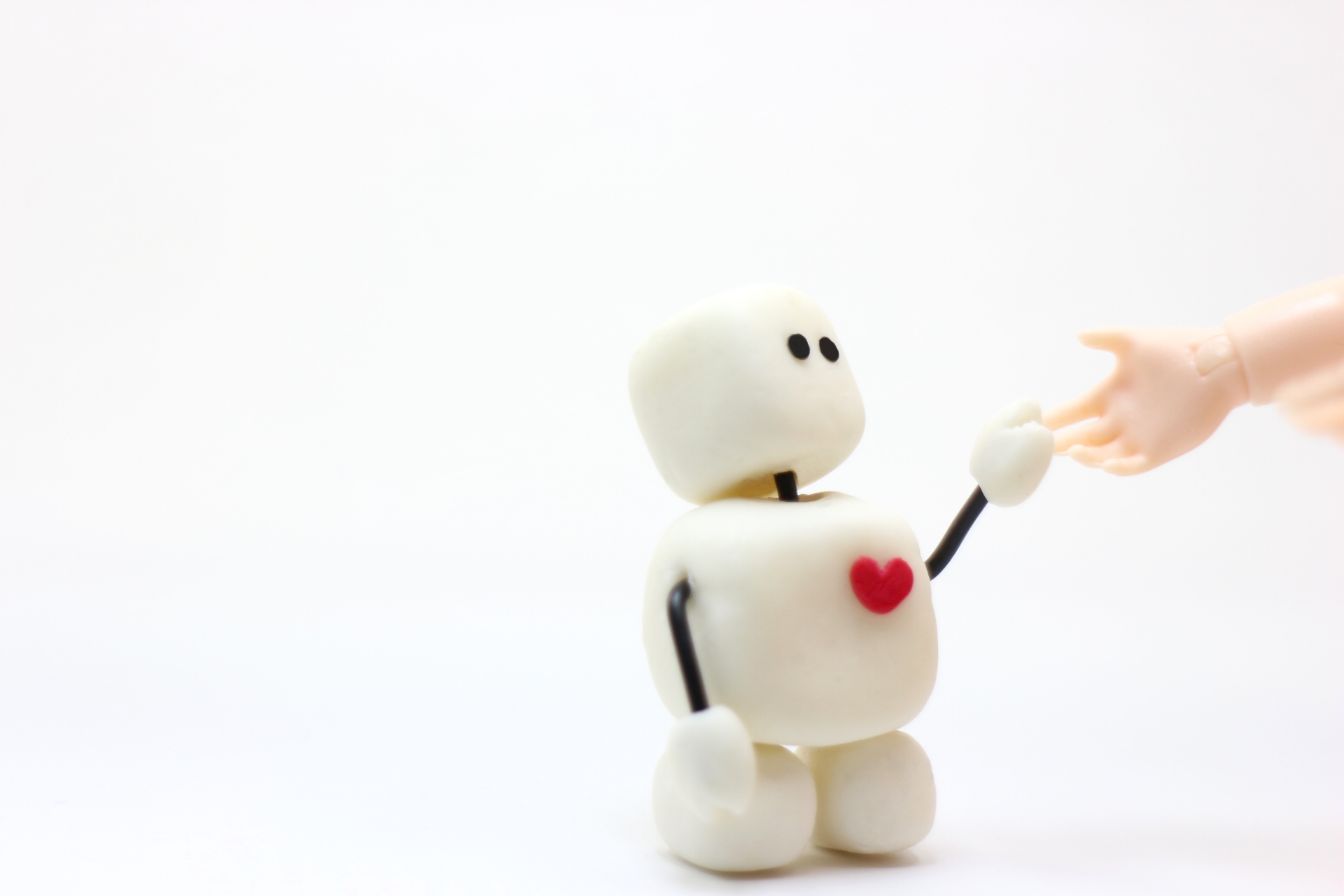 人とロボットが手をつなぐ