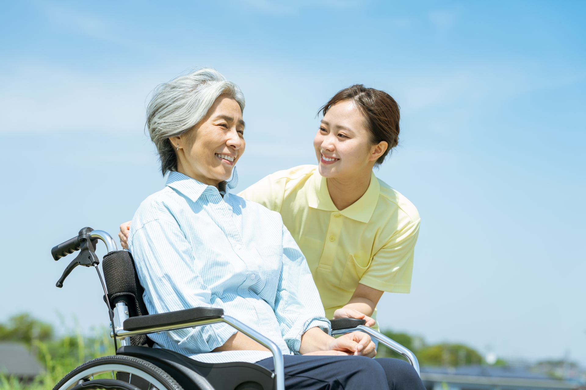 車椅子のシニアと介護士
