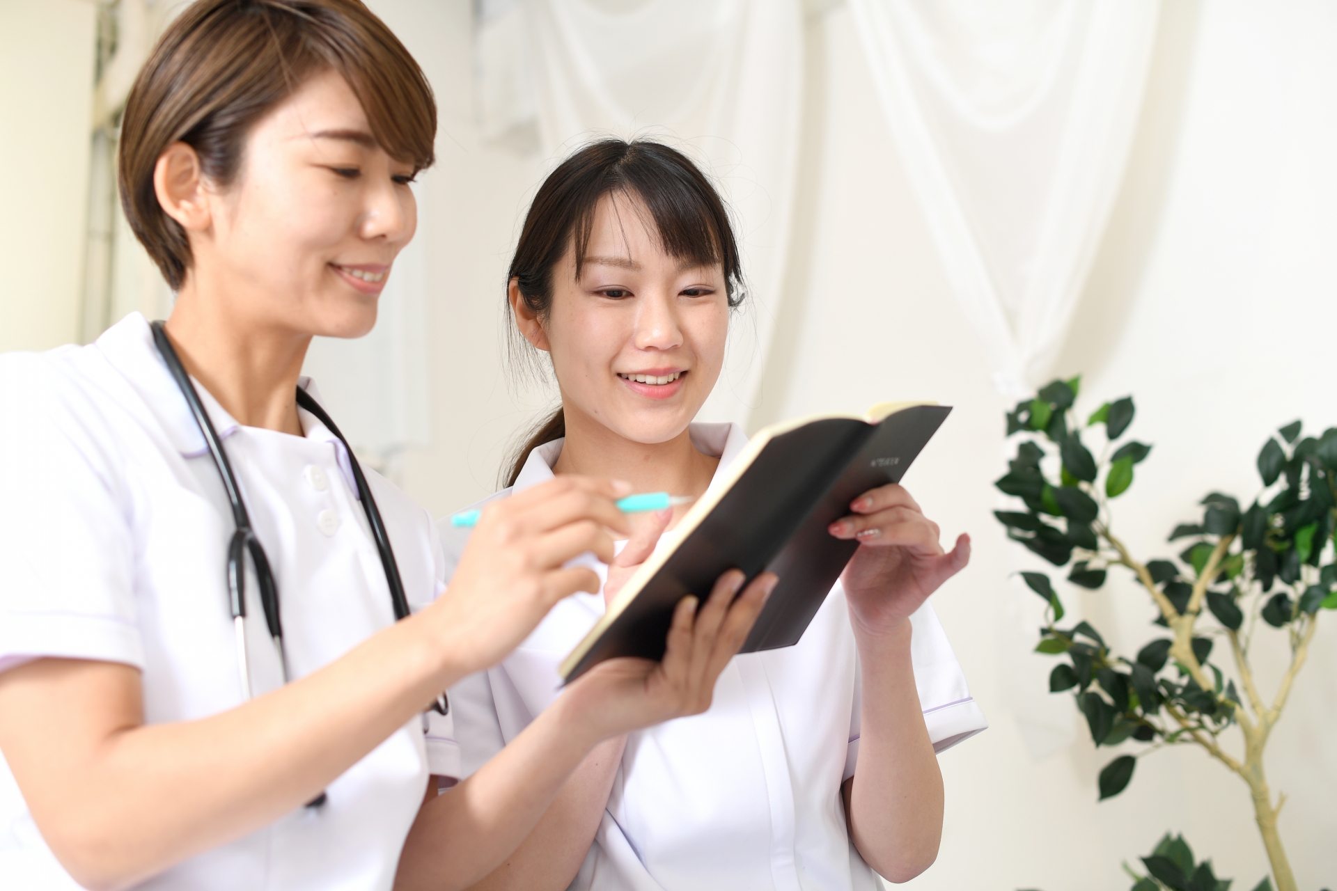 打ち合わせをする笑顔の女性の医療従事者達