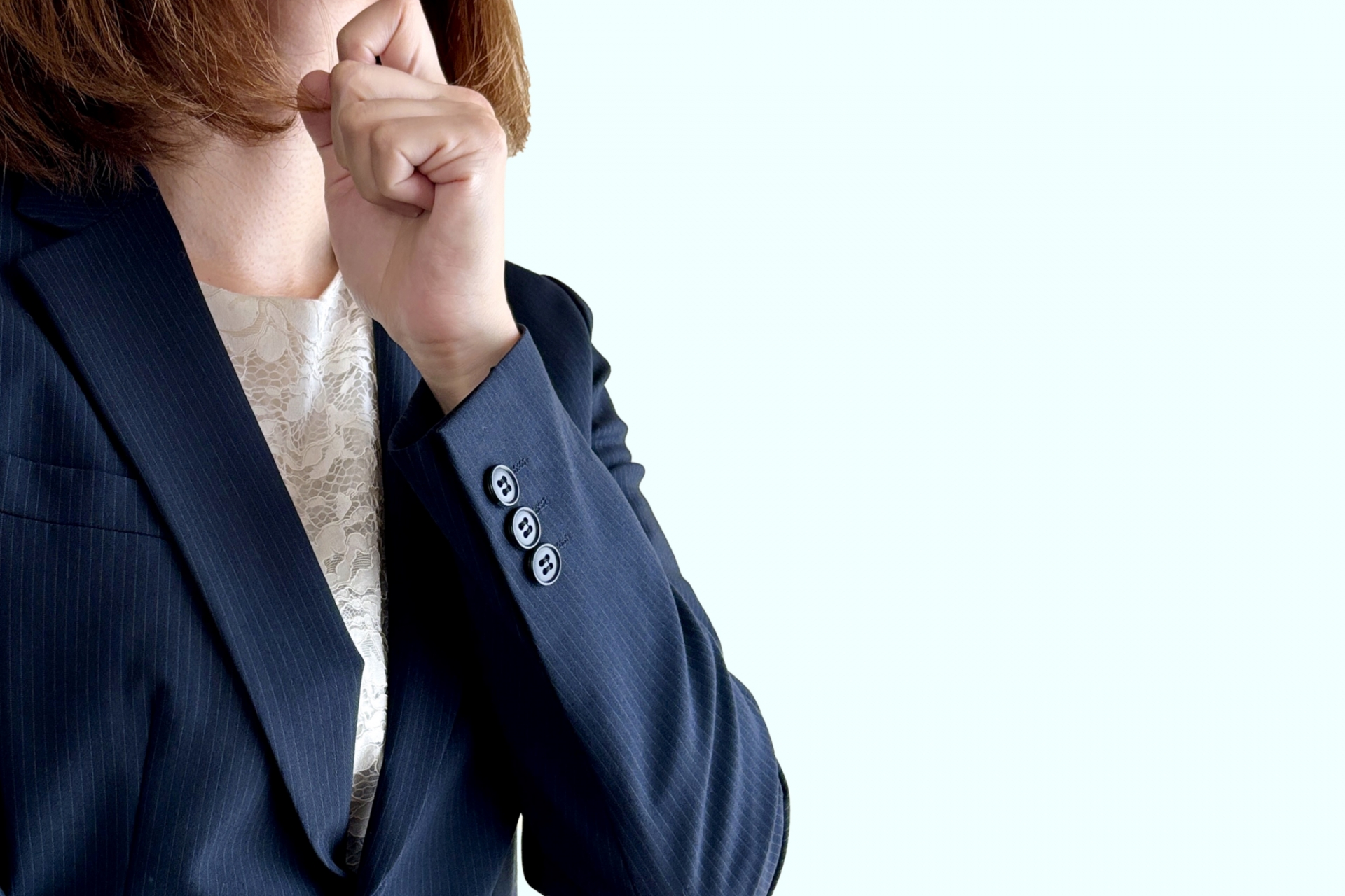 あごに手を当てる女性