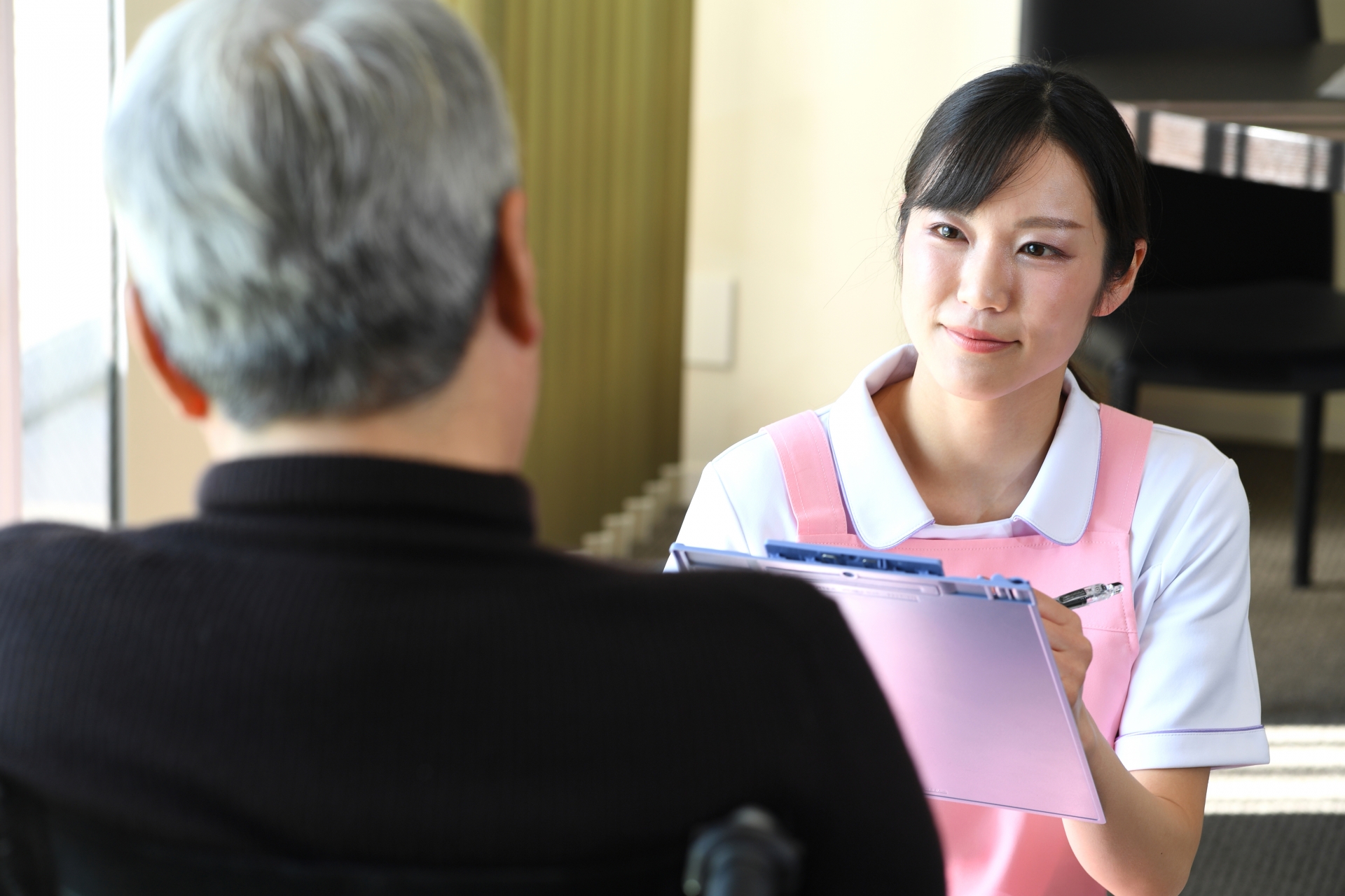 介護士とシニアの男性