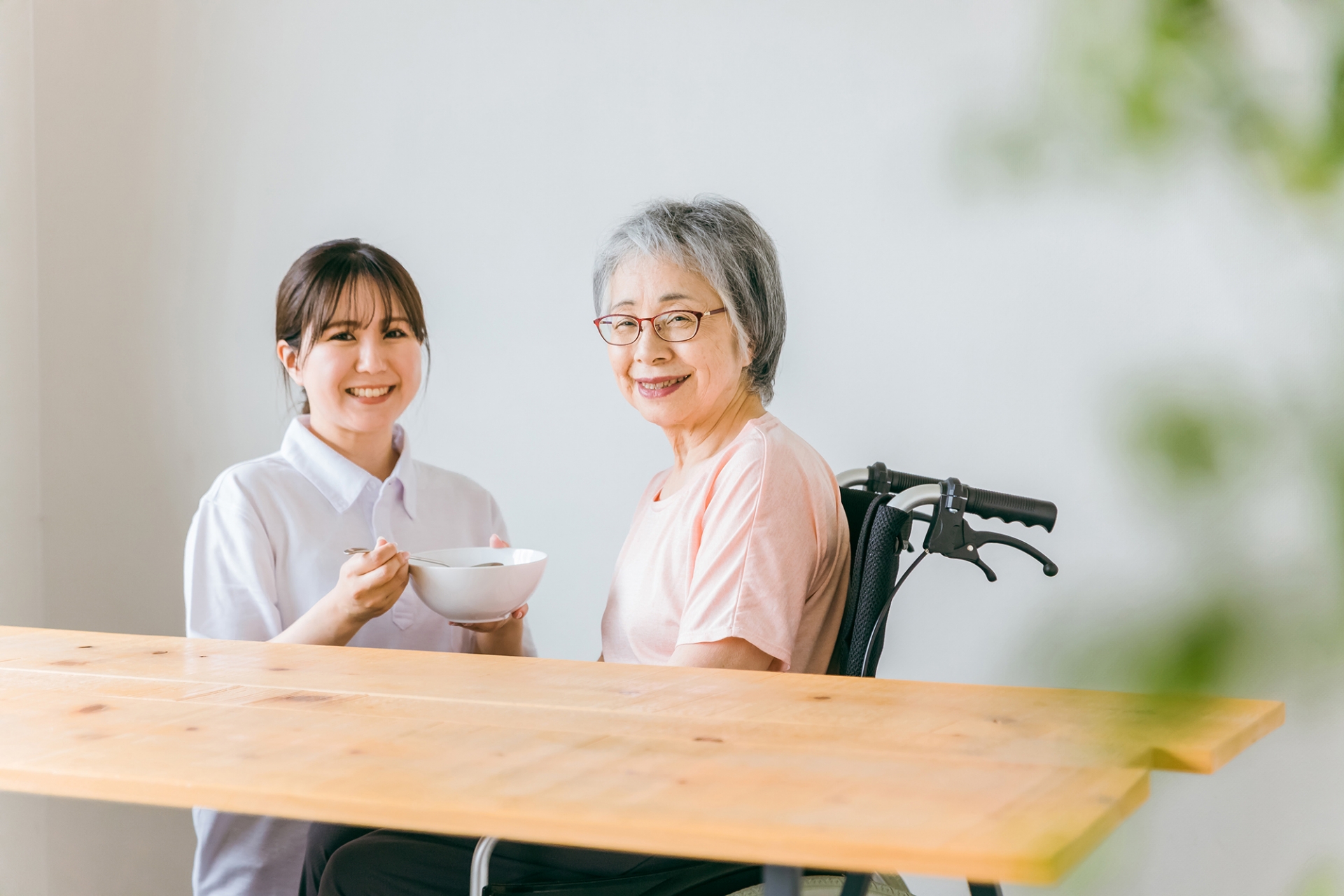 食事介助をする女性