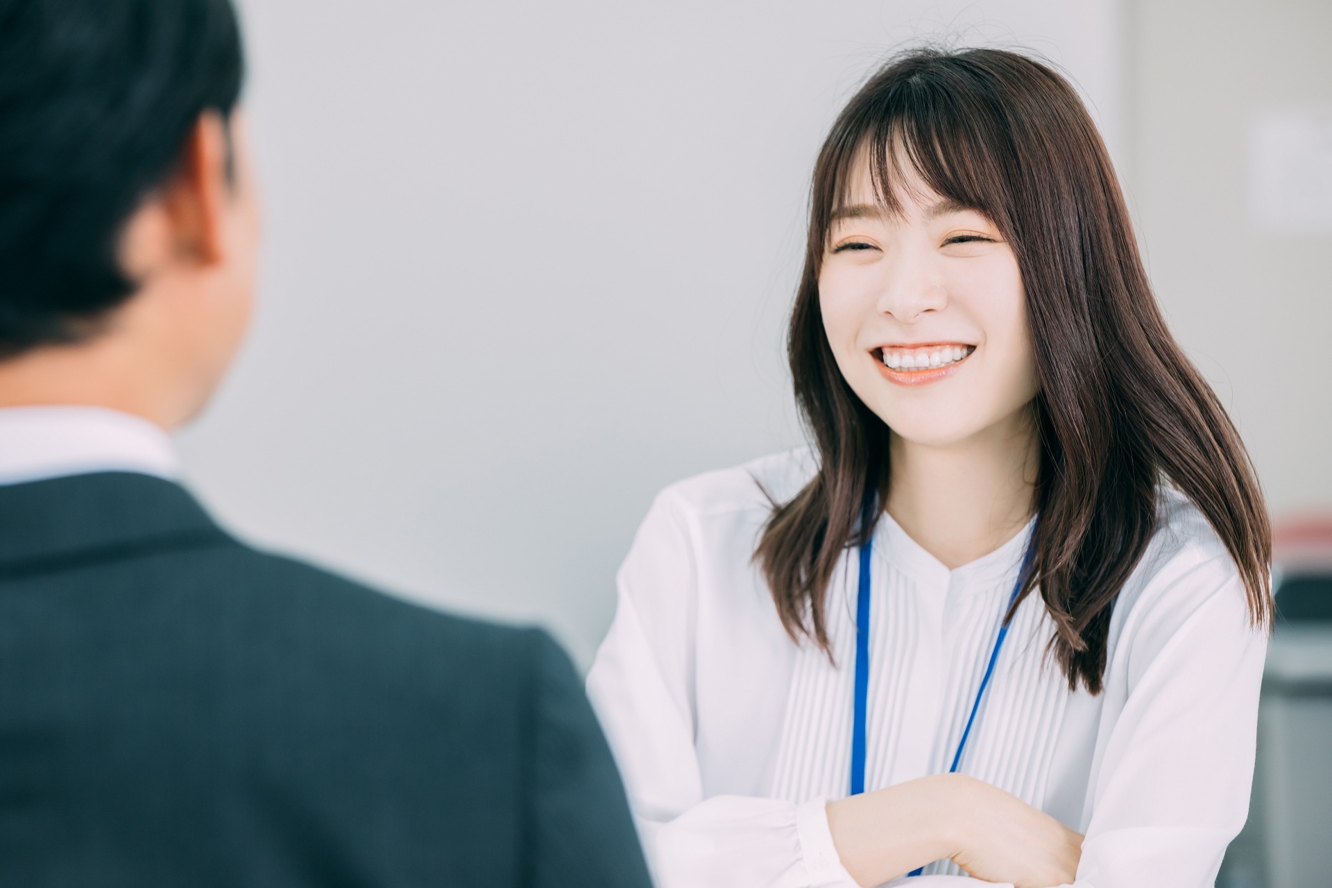 笑顔で話す男女のビジネスマン