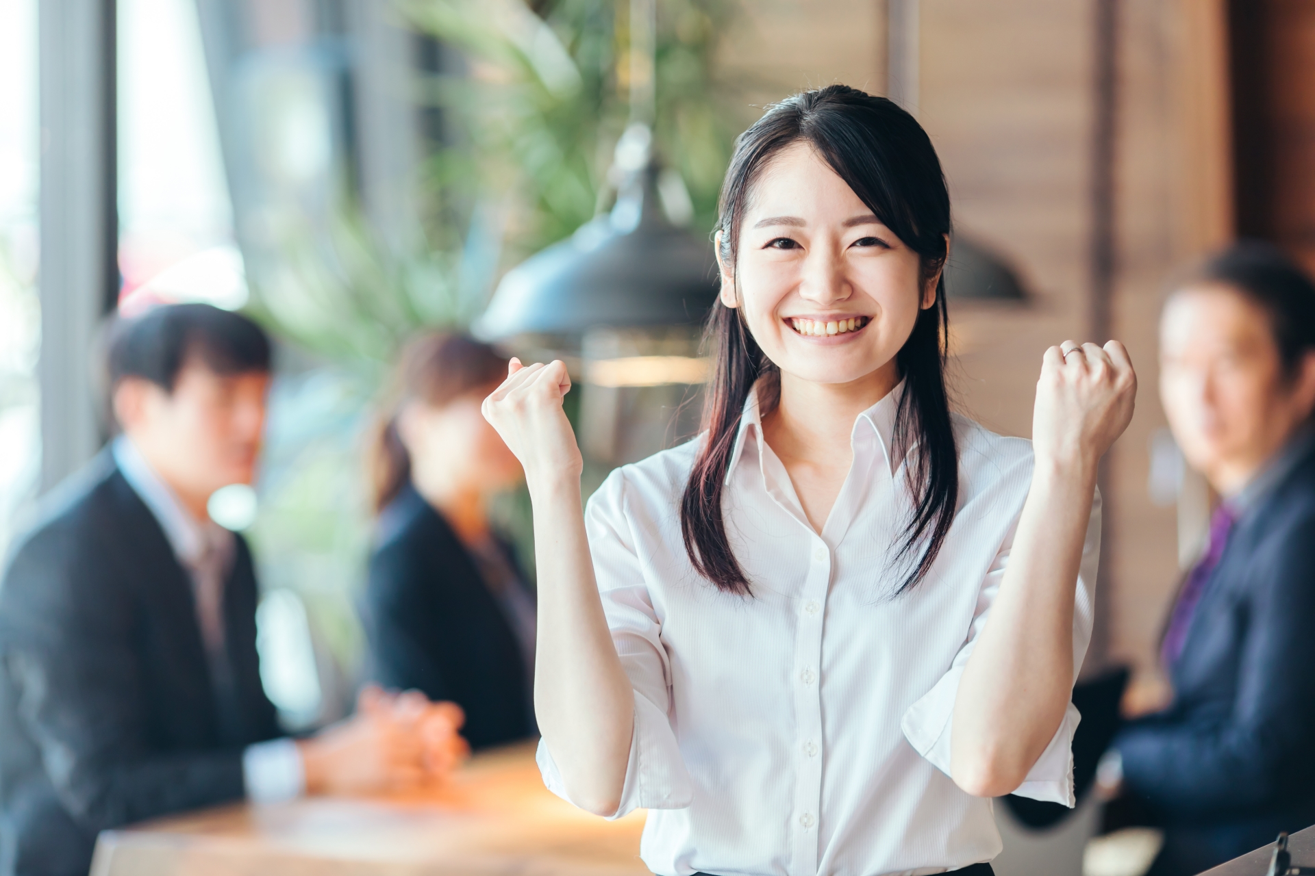 ガッツポーズするビジネスウーマン